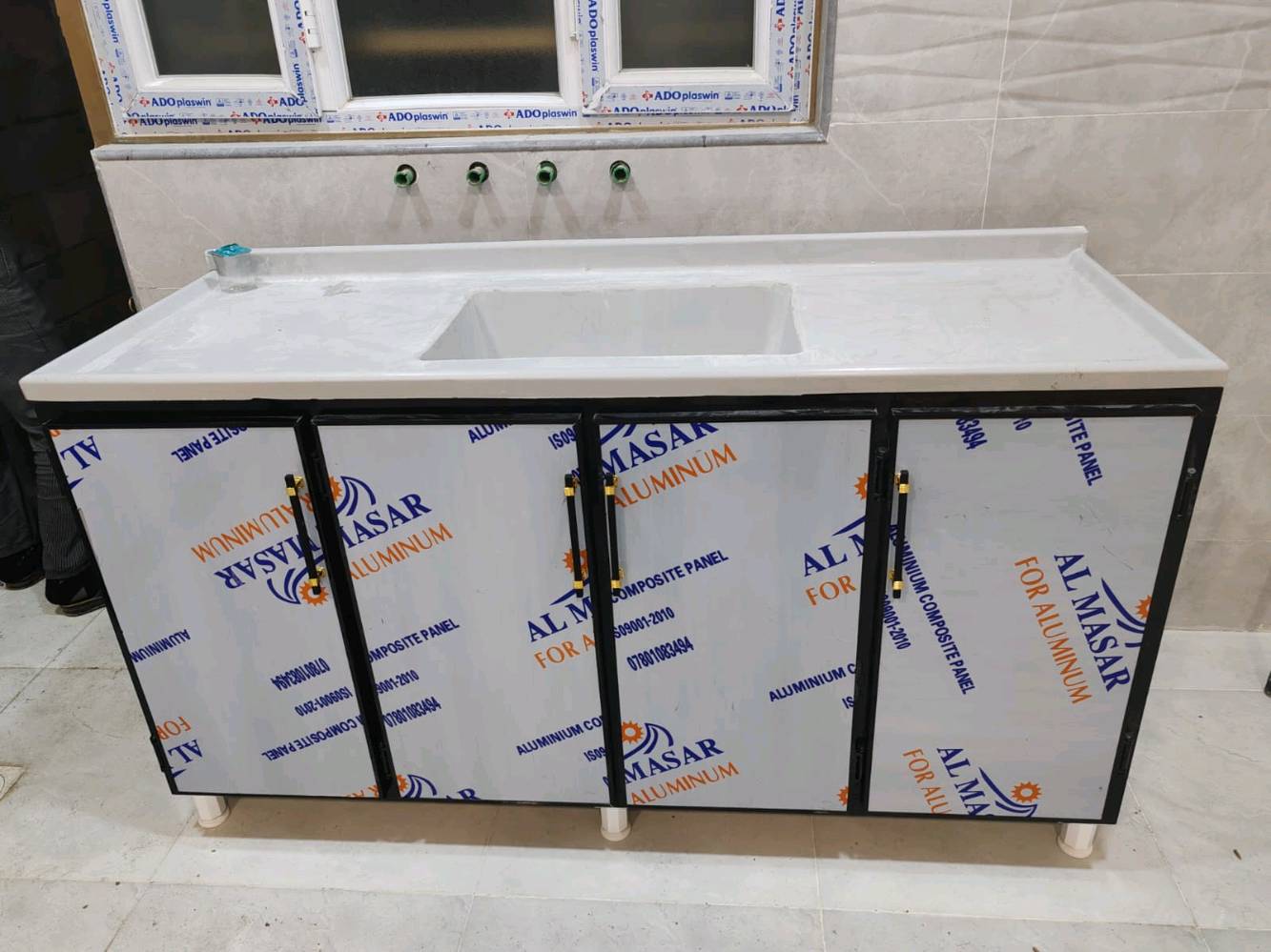 أعزائي، لدي شبابيك وأبواب ألمنيوم عالية المستوى مع تقفيل ممتاز، إضافة إلى مغسلة مطبخ أنيقة. المنتجات جديدة ولم تُستخدم بعد، ومصنوعة من خامات قوية تضمن المتانة والجودة. مناسبة لجميع أنواع المنازل العصرية. الرجاء التواصل لمزيد من التفاصيل حول الأسعار والتوصيل.