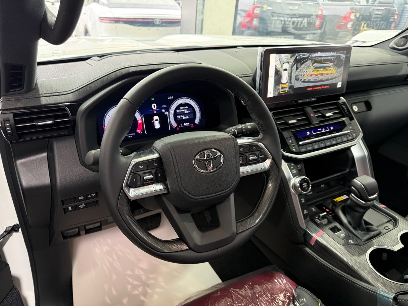 لاندكروزر VXR توين تيربو هايبرد 2025 زيرو مواصفات اللكزز داتا شو عرض على الزجاج ابواب شفط داخل احمر ردارات كامرات حار بارد شاشات 