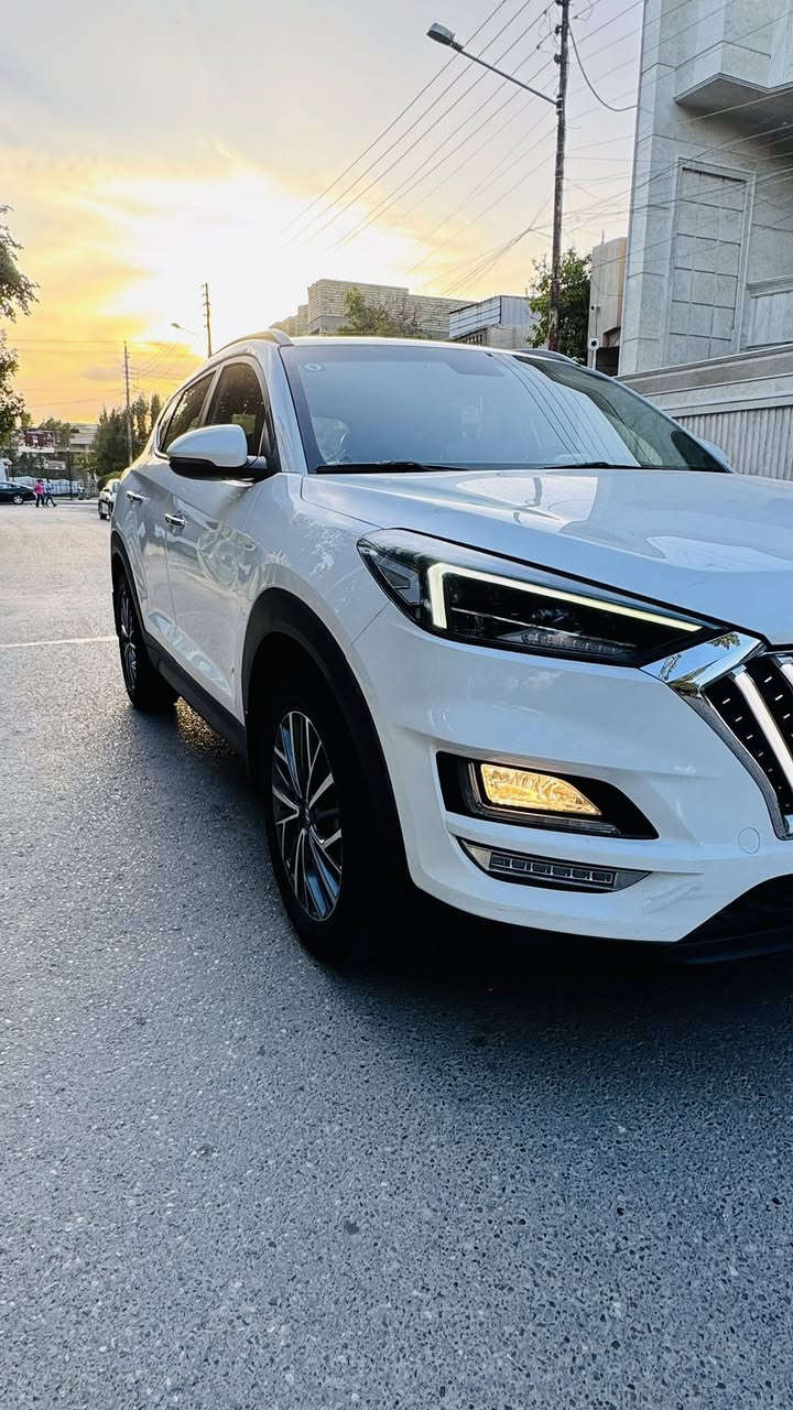 سلام عليكم 
للبيع هونداي توكسان موديل 2020 
فول مواصفات عدا البانوراما 
لايت خمس عدسات 
بيه صبغ نصف باب خلفي  ربع  بنيد صبغ 
تعديل بارد بيه  
ماشيه 113
المواصفات : 
* محرك :2000 دوش 
* بصمه 
* كراسي كهرباء 
* تبريد قطعتين 
* اشاير بلمري + المري شفط
* حساسات
* اناره LED اماميه وخلفيه 
* شاشة + كاميره + كاربلي 
* شاحن وايرليست 
العنوان : بغداد -  حي جهاد- الاطباء  
السعر : 187ورقه وبيه مجال 
باقي التفاصيل الاتصال ؏ الرقم او واتساب
***********
