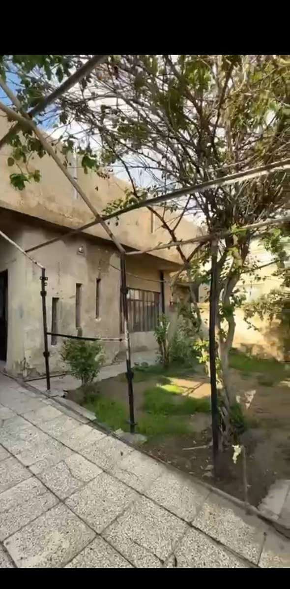 مكلف بالنشر والاتصال ع صاحب الدار ادناه:
دار طابو صرف  للبيع في ابودشير قرب الحي الصناعي شارع كناري في البداية 
مواصفاته:سعر ١٨٠
مساحة ٢٠٠ م يحتوي ع كراج كبير وحديقة وهول واستقبال وغرفة نوم ومطبخ وحمام ومرافق .. والطابق العلوي غرفتين ومخزن  
للاستعلام: *********** وبية واتساب
