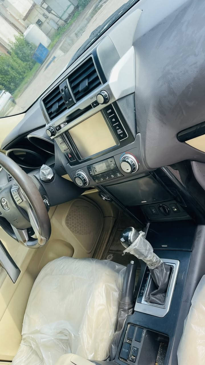 مواصفاتها :     برادو14وكالة ساز
١-سلايت قماره
٢-مثبت سرعة
٣-حساس خلفي
٤-كاميره خلفي
٥- دبل تانكي  
٦- اشارات بالمرآة
- كشافات ضباب
٧-كراسي مخمل بيجي 
٨-شاحن واير ليس
٩-شاشه اصلية 
١١-حساس تاير   
١٤-مانع انزلاق
١٥-اربع جام اوتو
١٧-زراك لايت 
١٨-هوك خلفي 
١٩-ارضيات (كاعيات) اصليه 
٢٠-بصمات اثنين 
٢١-تكم ارضيه ليزري 
٢٢-تحكمات فول ستيرن 
٢٣-طفايه اصلية
٢٤-نظام زحف 
٢٥-ترحيب
٢٦-مري جانبي كهربائي (شفط)***
٢٧-تشغيل عن بعد *
٢٨-عدة طوارئ
 ٣٠- داخل بيجي
٣١-شاشة ملاحة باللمس
- كاميرا خلفية 
- بلوتوث
- مشغل CD
- منفذ AUX & USB
٣٢-محرك 4.0 لتر 6 سلندر 
اضائه داخليه
الاستفسار اكثر الاتصال***********بغدادحي القاهرة سعرمناسب اتصل وتدلل
