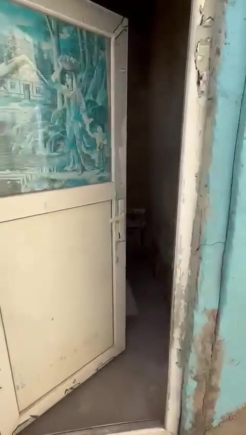 سلام عليكم بيت للبيع مساحه ميت متر عكاده يحتوي عل غرفه وصاله وستقبال وتخاريج ♕مقابيل قريه الغدير عمود 262 للاستفسار عل الرقم ***********
