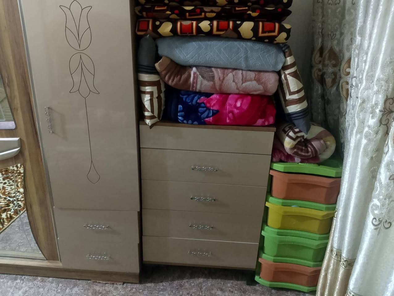 غرفة تركية نظيفة جداً للبيع بدون دوشك السعر مليون وبيها مجال المكان الامين للاستفسار الاتصال  ***********
