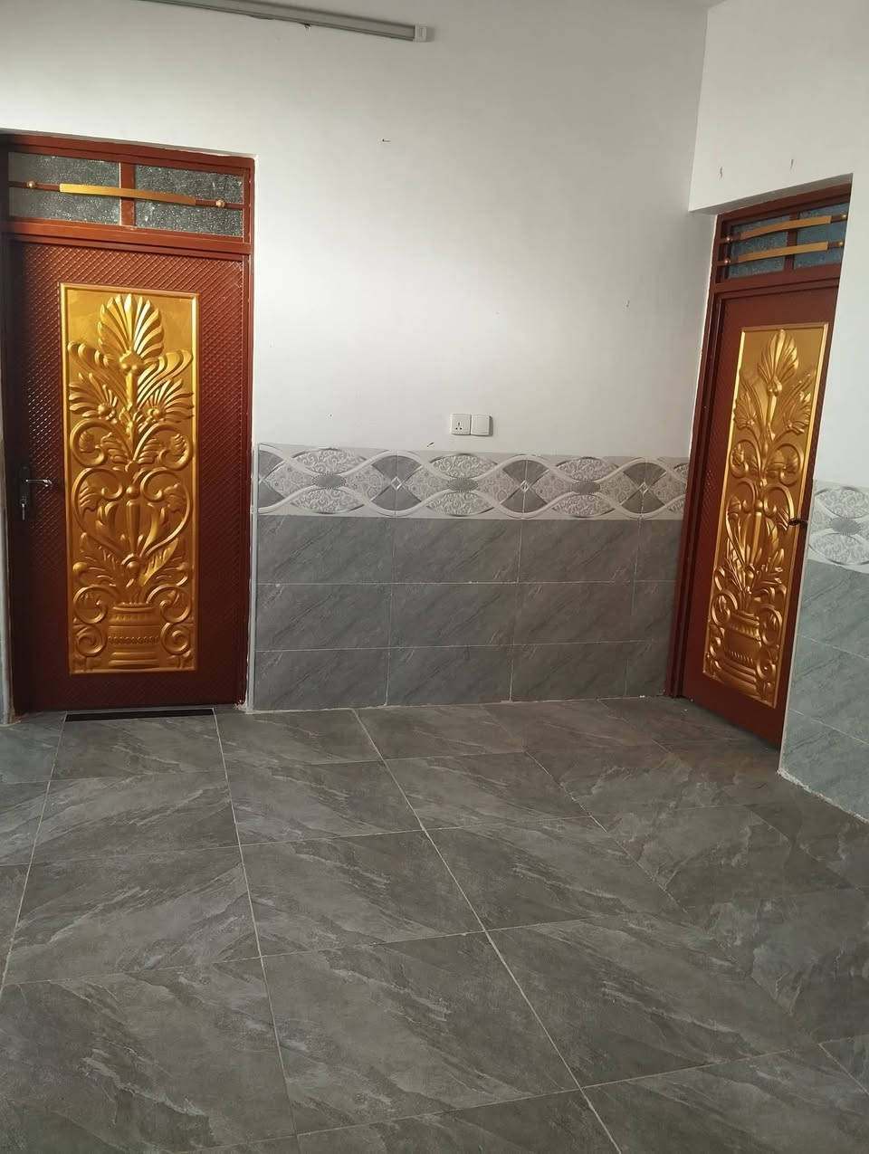 الدار معروض للبيع سند مساحه البنايه 180 واكثر طابقين  في حي العروبه حسنكوي قرب جامع  الحسان السعر 65 ] ***********
