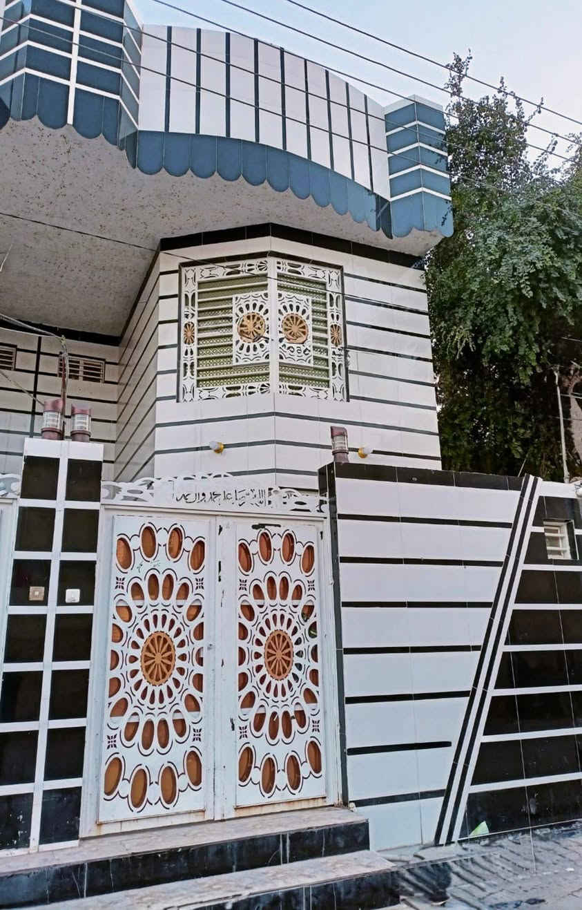 بيت للبيع  حي النصر شارع البانزين 
خانة – طريق الجنة، عامود 66

المساحة: 100 متر  طابقين 

تفاصيل البيت:
 • الطابق الأول: استقبال، صالة، غرفة نوم، مطبخ مكشوف، حمام وتواليت داخل البيت، بالإضافة إلى تواليت في الطارمة.
 • الطابق الثاني: غرفة نوم، حمام وتواليت، صالة، وسطح.
 • الطابق الثالث: سطح فقط.

المواصفات:
 • يحتوي البيت على سخان ماء، تانكي 
ماء، وواير مولد. و بناء حدث 

السعر المطلوب  176م..  ***********
