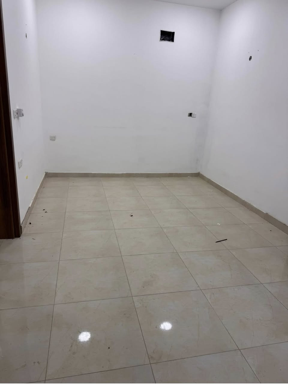 شقة للايجار داخل مجمع الضباط السكني تتكون الشقة من غرفتين نوم وصالة ومطبخ
الشقة بناء حديث 
الشقة طابق اول فوك الارضي اجارهة 400 قفل 
#رقم الهاتف # *********** 
موقع المجمع شارع المطار بغداد 
خلف جامعة المشرق ومستشفى حي الفرات
