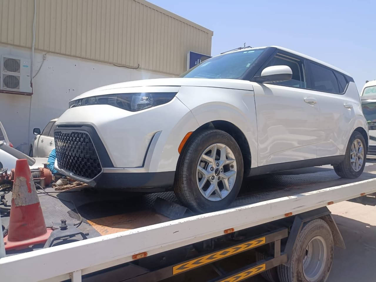 ## 🚗 **للبيع: كيا صول (Kia Soul) موديل 2023 - بحالة الزيرو!** 🚗
* **الموديل:** كيا صول (Kia Soul)

* **سنة الصنع:** 2023

* **وارد:** أمريكي (مواصفات ممتازة)

* **المحرك:** 2.0L اقتصادي جداً ونشيط

* **ناقل الحركة:** أوتوماتيك

* **اللون:** [أبيض ]

* **المسافة المقطوعة (الماشية):** [٥٥ ميل]

* **الحالة:** نظيفة جداً، 

* شاشة لمس حديثة مع دعم Apple CarPlay & Android Auto

* كاميرا خلفية بدقة عالية للمساعدة في الركن

* أنظمة أمان متكاملة (مانع انزلاق ABS، وسائد هوائية، مثبت سرعة)

* تكييف عالي الكفاءة (تبريد ممتاز)

* تصميم داخلي واسع ومريح للرحلات اليومية والعائلية

* عزل ممتاز للضوضاء واقتصادية جداً في استهلاك الوقود

* **المكان / بابل.. شارع ٦٠

* **للتواصل والاستفسار:** 📞 [ رقم موبايل ***********] أو عبر رقم الواتساب *********** *****
