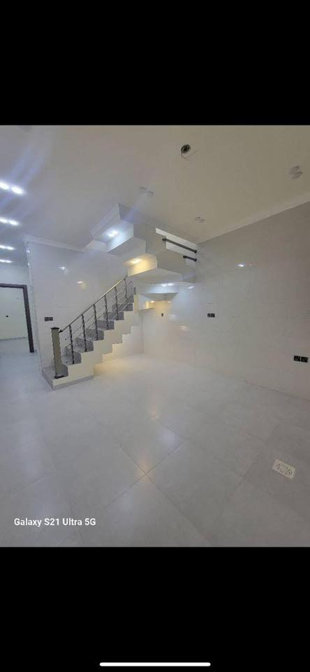 السلام عليكم عقار للبيع طابو ملك صرف
مساحة 90 م

3 غوف نوم الطابق الاول غرفه 

الطابابق الثاني غرفتين (وحده سويت)

مناور عدد2 

مطبخ حار وبارد 

حمامات 3 مع واحد خارجي

العنوان الدورة شارع 60 خلف مكتب النائبه وحده 

الجميلي مباشر

متوفر واتس اب ***********
