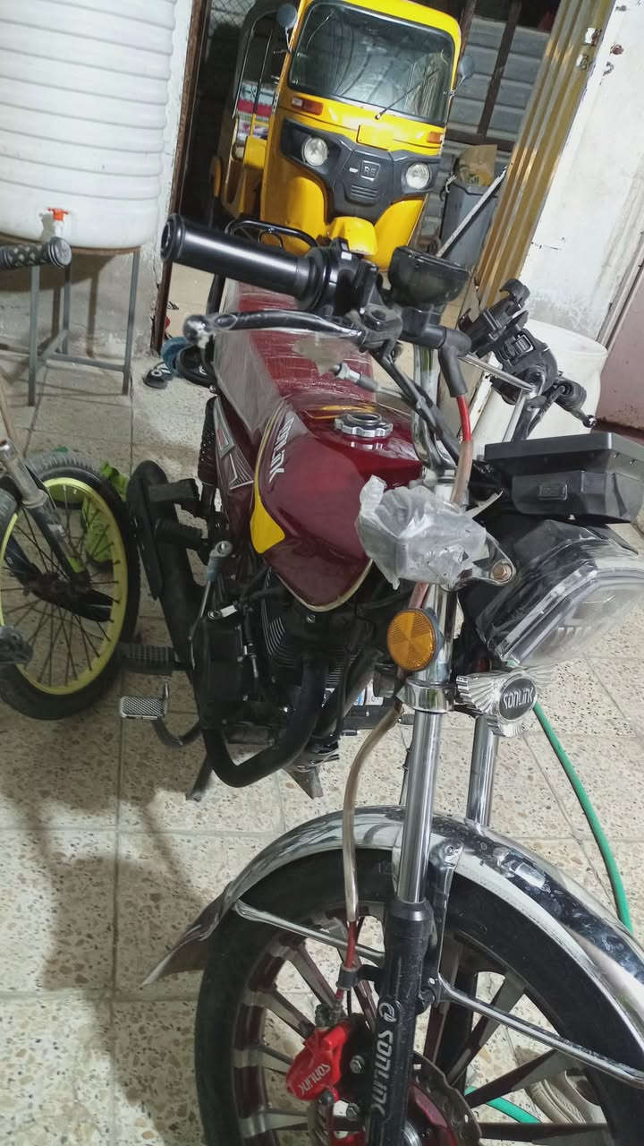 دراجه ايراني مال رمبه جديده كبل لشارع درهم ماذب عليه مديل 25 ناعمة حيل احله من الصوره لان مبايلي موشي بغداد الشعب. *********** بي واساب السعر 800 وبيه مجال حك الجيه دراجه ناعمه مكفوله
