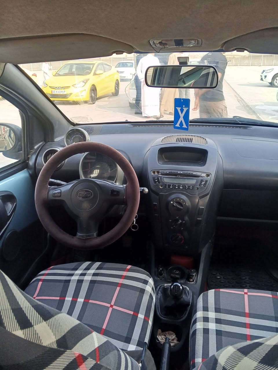 من رخصت الادمن سياره byd F.O موديل 2012 رقم واسط كير عادي تبريد تحويل ثاني يوم سياره حلوه مكفوله عدى بارد قليل الباب الخلفي السعر 35 وبيها مجال  مكان السياره واسط الكوت للتواصل (*********** )
