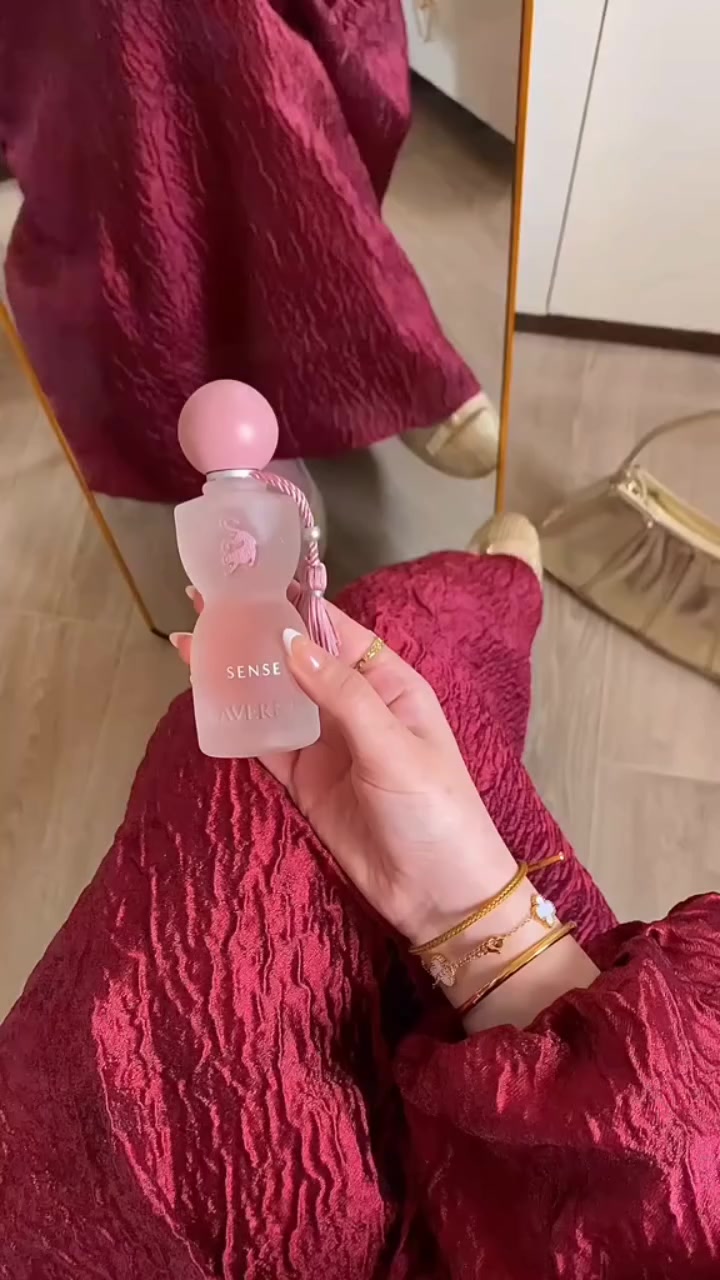 عطر جورجينا رودريغيز (Georgina Rodríguez) الأصلي هو عطر "سينس" (Sense)، وأحدث إصداراته هو "سينس فور إيفر" (Sense Forever)، وكلاهما أُنتجا بالتعاون مع العلامة التجارية السعودية لافيرن (Laverne). 
Instagram
Instagram
عطر "سينس" من لافيرن (Sense by Laverne)
يُعرف هذا العطر بأنه "الأنوثة في زجاجة"، وقد استغرق تصميمه أكثر من عام بالتعاون مع جورجينا، حيث تم اختبار أكثر من 740 عينة قبل اعتماد التركيبة النهائية. 
لافيرن
لافيرن
 +1
المكونات:
المقدمة: الكشمش الأسود واليوسفي.
القلب: الياسمين، السوسن، زهر البرتقال، والكشمير.
القاعدة: المسك.
الحجم: يتوفر العطر بحجم 75 مل.
الملحقات: يأتي العطر عادةً ضمن "مجموعة سينس" التي تشمل حقيبة عصرية وبودرة خاصة. 
لافيرن
لافيرن
 +1
الفرق بين الأصلي والتقليد
وفقاً لمراجعات على منصات التواصل الاجتماعي، يمكن تمييز العطر الأصلي من خلال التالي: 
Instagram
Instagram
التغليف: عبوة "سينس" الأصلية لا تأتي مغلفة بقطعة بلاستيكية خارجية.
اللون: لون العبوة الأصلية وردي واضح، بينما يميل التقليد إلى اللون الوردي الباهت (الفاهي).
#العراق


**إذا كنت صاحب هذا الإعلان وتريد حذفه لأي سبب، رجاءا أرسل رسالة إلى الدعم الفني**