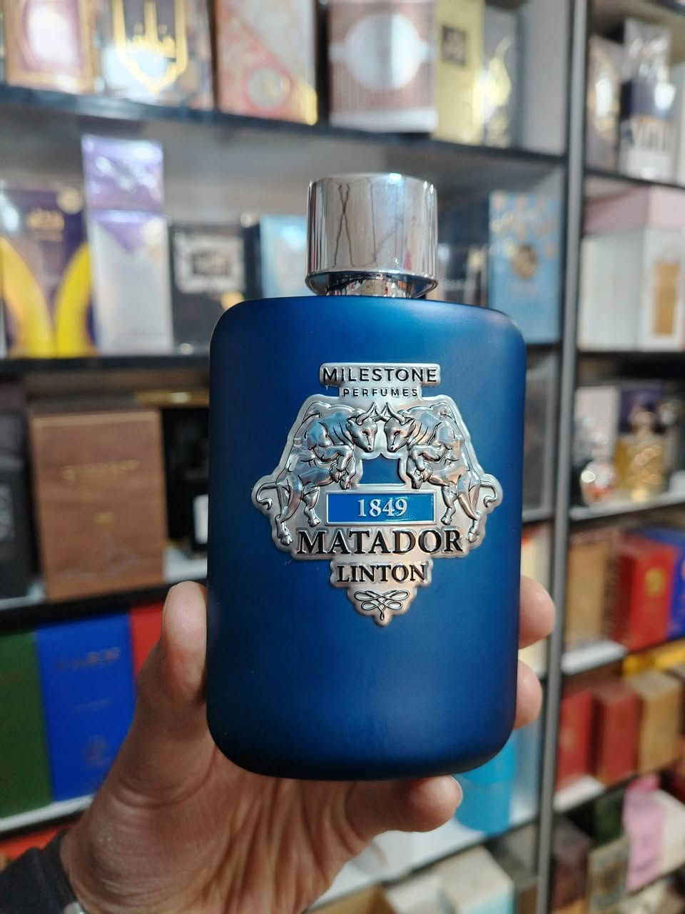 عطر "ماتادور" (Matador)
من "مايلستون بيرفيومز"
 (Milestone Perfumes). 
الوصف: عطر مغناطيسي يوازن بين القوة والنعومة، مستوحى من روح مصارع الثيران الشغوفة والجريئة.

المكونات العليا: الكمثرى، اللبان، والكمون.
المكونات الوسطى: الورد، زهرة الآلام، الياسمين، والماغنوليا.

المكونات الأساسية: الجلد، جوز الهند، المسك، وخشب الصندل

للتواصل واتس ***********
#بغداد #بصرة #ناصرية #كربلاء #النجف
