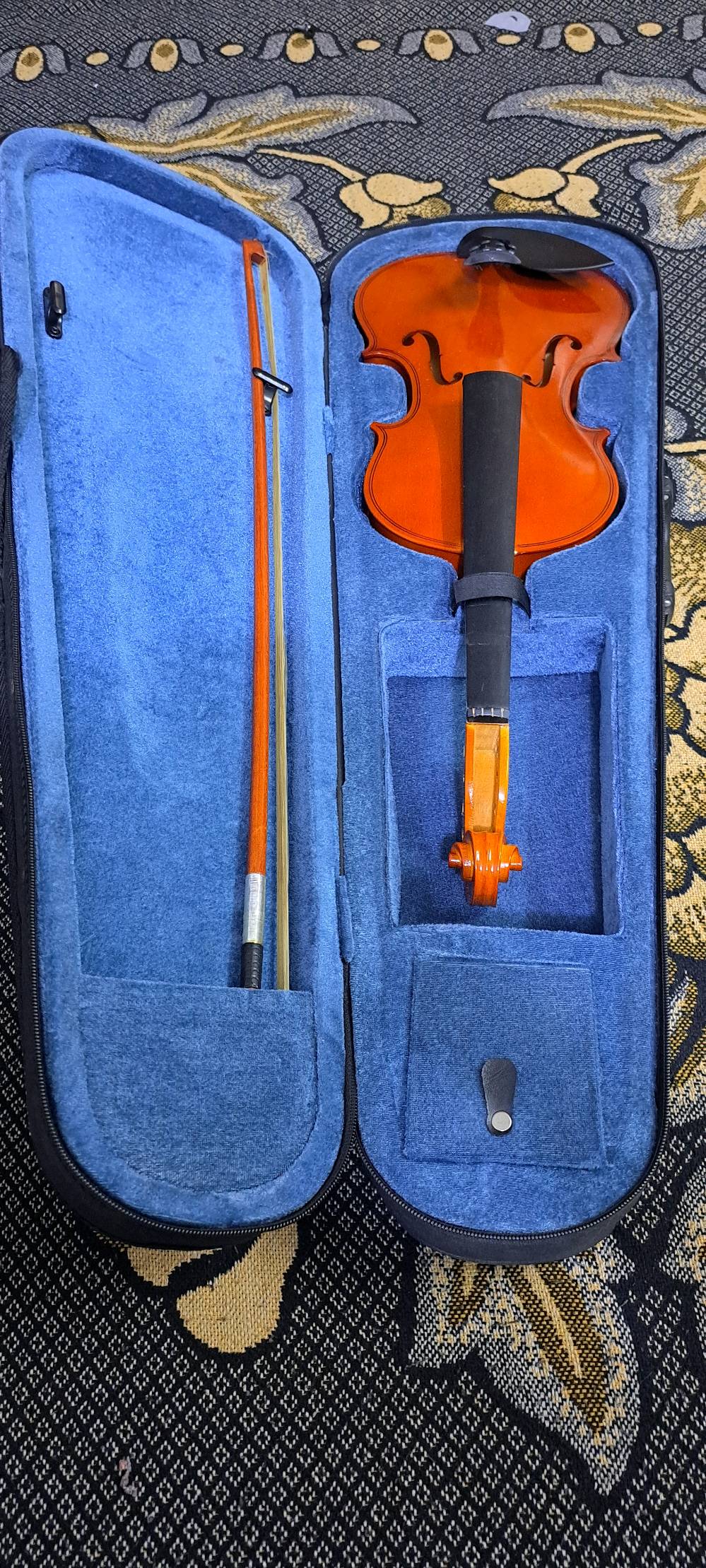 العنوان بغداد حي الجهاد المخابرات
كمان اخو الجيد نضيف مع كل ملحقاته 
نقص فقط اوتار الكمان و بي مجال