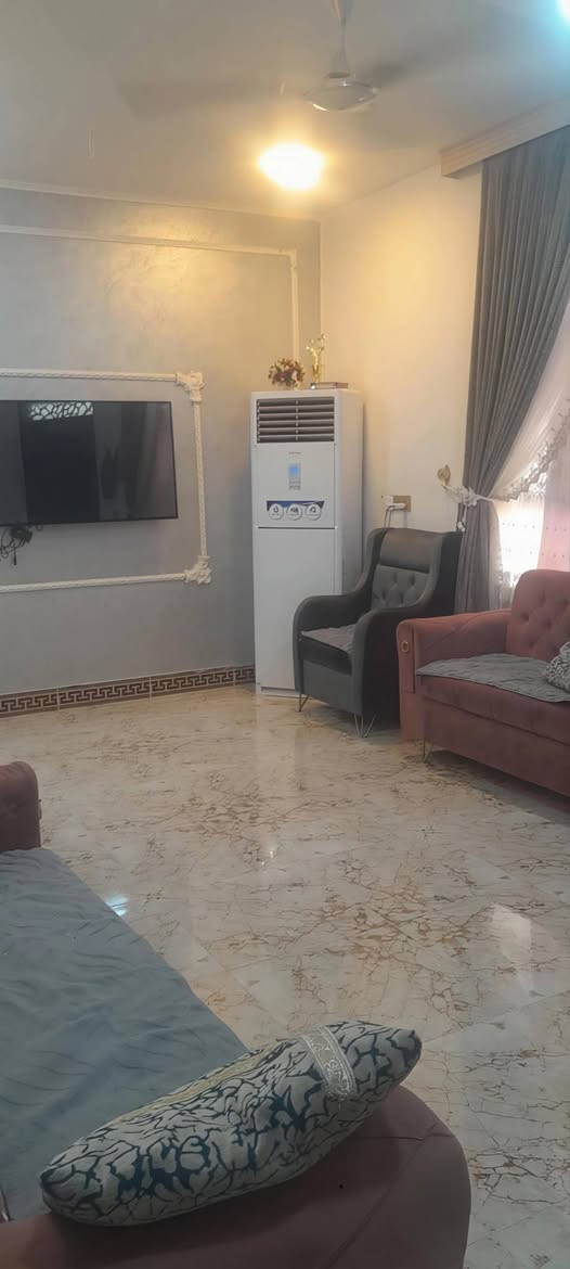 بيت للبيع المكان جرف الملح قرب جامع الفتاح المساحه ١٥٠  طابقين يحتوي الطابق الاول غرفة وصاله ومجمع صحيات بلاضافه المطبخ والاستقبال الطابق الثاني غرفتين نوم  والطابق ثالث مخزن الاستفسار ع السعر الاتصال ع الرقم *********** بيت جديد اي رطوبة مابي البيت بعد احلة من صور  السعر عل رقم مكلف بل نشر

