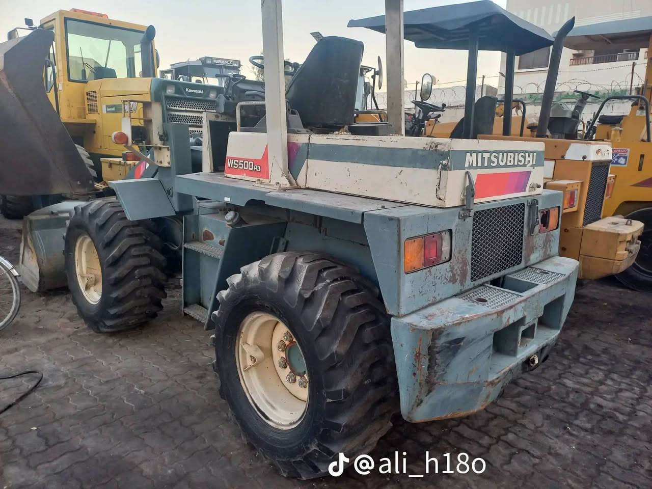متوفر داخل شركت بيت الحرز
MlTSUBlSHl
محرك 4 سلندر 
حجم 500Ws

نضافه / 95% 

الاستفسار/ *********** علي الحرز
