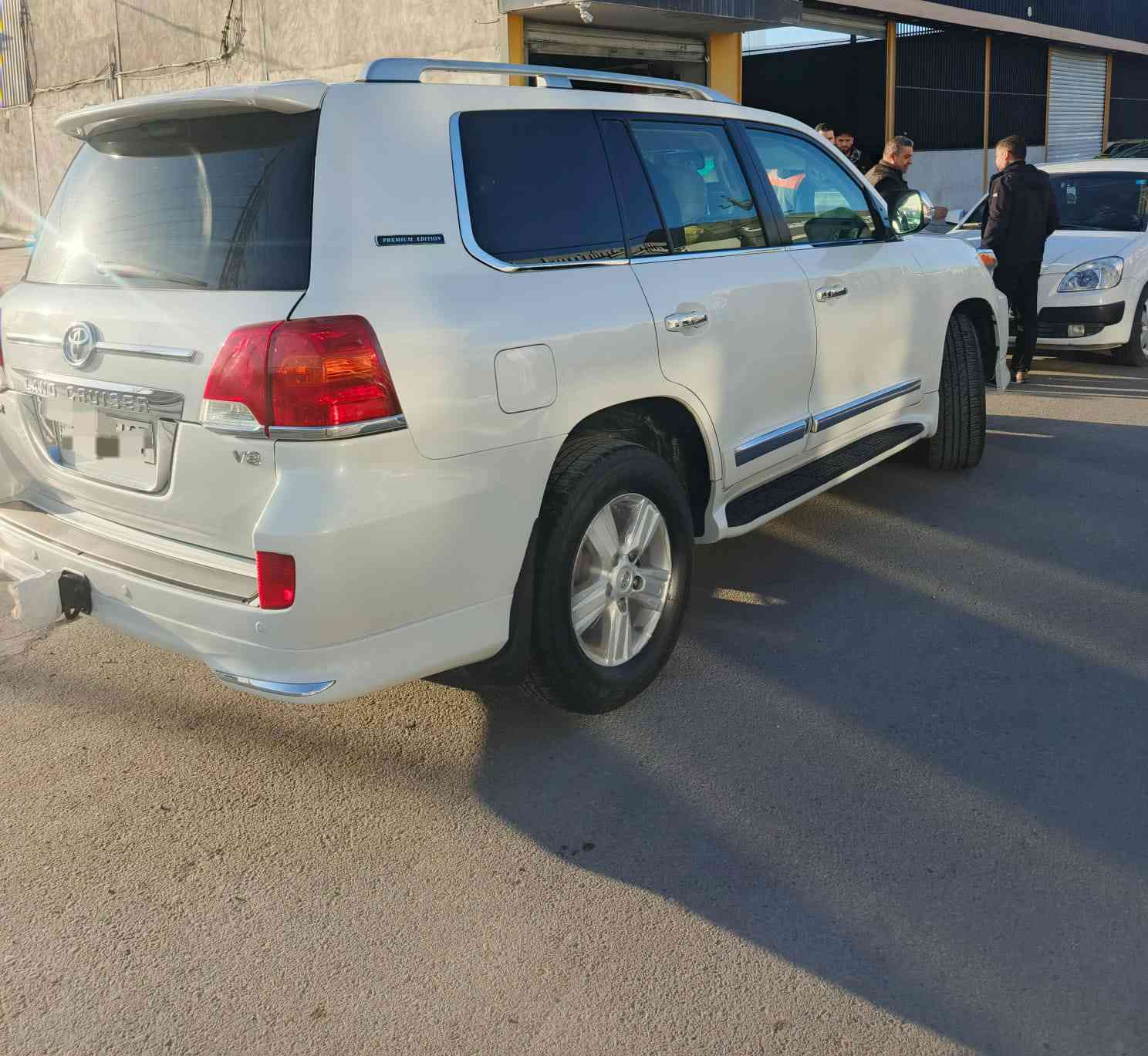 بيع مستعجل 
لاندكروز 2012 موصفاتGxrفول مواصفات محرك8سلندر 4600 كشنات جلد 3دكم كشن سلات 8ايرباك بصمه فول بيها بنيد مبدل وجاملغ امامي صبغ بدون دواخل جاهزة السيارة سعر305وبي مجال ***********
