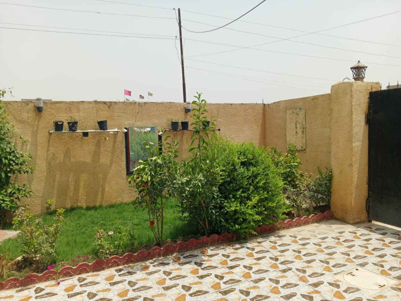 سلام عليكم يوجد لدينه بيت زراعي لبيع مساحته 250متر ركن على شارعين بي منام 2صاله مطبخ مساحت درج وكراج صحيات دخلي وخارجيه بناء بلوك حديقه 3في 7لبيت مرتب حلو كافت لخدمات شارع كهرباء مي مجاري  سعر83 لمكان حي لوحده شارع محمد الغازي لي يريد يتفضل خاص لو يتصل على رقم الهاتف صاحب لبيت ***********مكان صلاح الدين قضاء الدجيل
