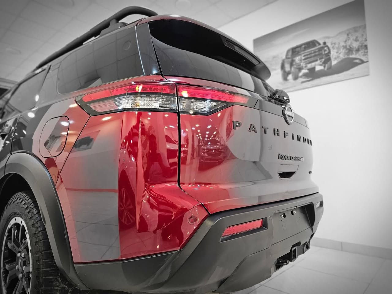 للبيع بسعر مناسب جدا
نيسان باثفايندر ٢٠٢٣ بدون قطرة صبغ
ماشيه 37000

ميزات نيسان باثفايندر روك كريك 2023 هي كالتالي:

# المحرك
- محرك بنزين سعة 3.5 لتر، 6 أسطوانات، بقوة 284 حصان ¹.
- ناقل حركة أوتوماتيكي ب 9 سرعات ¹[3).

# التصميم الداخلي
- مقصورة فاخرة بتصميم أنيق ومريح ¹.
- مقاعد من الجلد مع مساند ذراع ¹.
- نظام تحكم أوتوماتيكي بالمناخ ثلاثي المناطق ¹.
- شاشة معلومات ترفيهية مقاس 8 أو 9 إنشات ¹ ².

# السلامة والأمان
- وسائد هوائية ¹.
- نظام الفرامل المانعة للانغلاق ¹.
- نظام توزيع قوى الكبح إلكترونياً ¹.
- نظام التحكم بثبات المركبة ¹.
- كاميرا محيطية ذكية مع نظام كشف الأجسام المتحركة [2).

# التكنولوجيا والترفيه
- نظام صوتي من 6 سماعات أو 12 سماعة من Bose ¹.
- شاشة عرض معلومات السائق مقاس 7 أو 12.3 إنش ¹.
- منافذ USB وبلوتوث وشاحن لاسلكي ¹.
- نظام ملاحة وتقنية البلوتوث ¹.

# الخارجي
- مصابيح أمامية LED ¹.
- عجلات معدنية مقاس 18 أو 20 إنش ¹.
- مرايا جانبية كهربائية مع إشارات انعطاف ¹.
- أللون ماروني
***********
