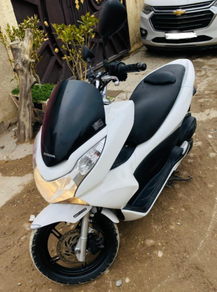 دراجةPCX  الجيل الاول ياباني أصلي حرف (A) مكينة 150 شوته طويلة كفالة محرك كفرات بلادية  اللون ابيض  حساس ازدحام حساس إستان جانبي( الصفح)  كله شغالة زوج تايرات جدد  تبديل دهن جديد الدراجة حاليا بحاله الوكاله 
السعر ١٣ $ وبيه مجال بسيط المكان بغداد الشعله 
*********** بي واتساب
