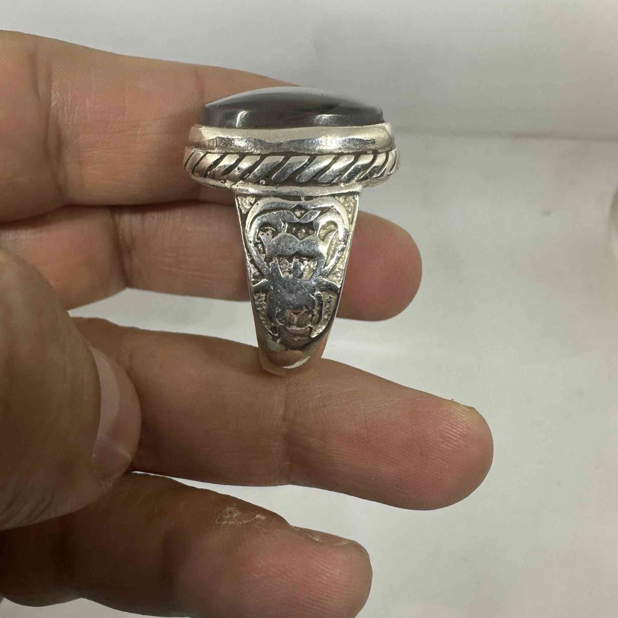 عقيق يماني مصور رباني طبيعي ١٠٠٪؜
للباحثين عن القطع المميزة خاتم عقيق يماني أصلي يمتاز بنقوش وتصاوير ربانية طبيعية. قطعة فريدة تجمع بين أصالة المنشأ وجمال المظهر.

💰 السعر: [٧٥ الف] 
📞 للتواصل: واتساب ***********او ماسنجر
