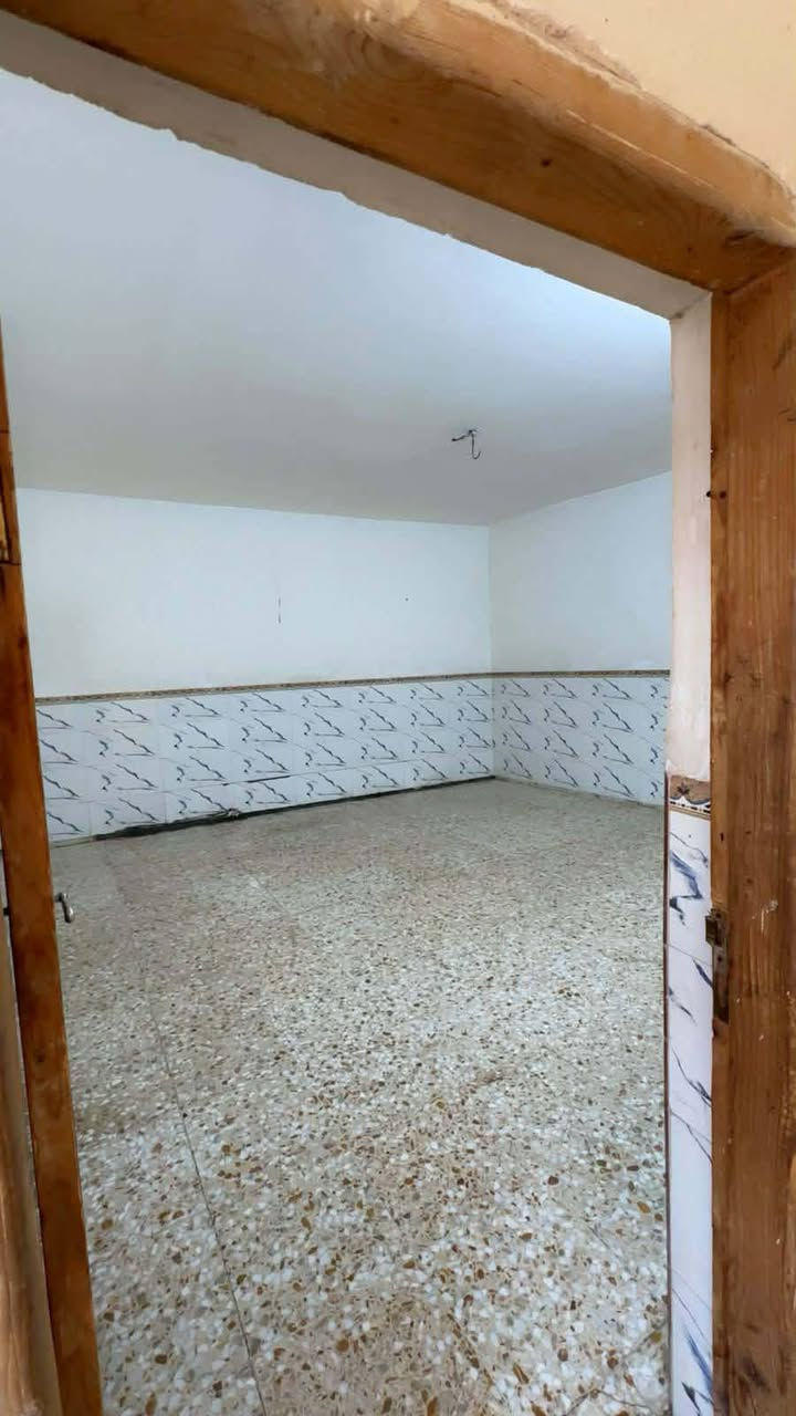 بيت طابق واحد لليجار مساحته 150متر بناء حديث درجة اوله العنوان بابل شارع 80 مال حله كربلاء مقابيل البانزيخانه الجديد يبعد عن شارع 80 50متر تقريبن 
***********
