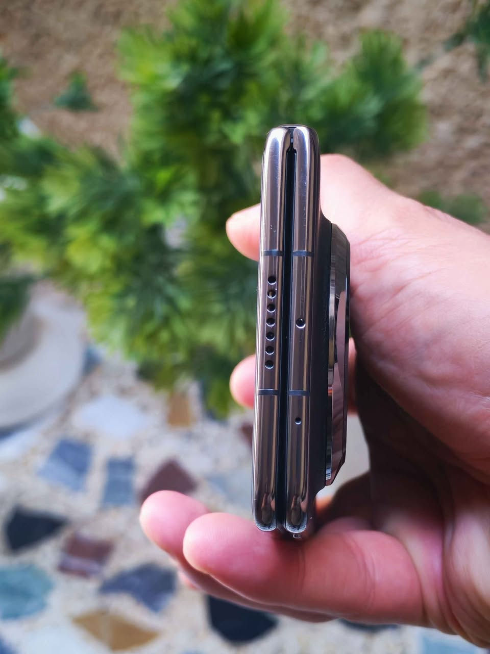 للبيع أو للمراوس
هواوي ميت X6
Huawei Mate X6 
• ذاكرة 512GB • اللون: أسود (أفخم لون) • نسخة عالمية • جميع خدمات Google شغالة 100%
الجهاز بحالة ممتازة ونظافة 100%، بدون شخوط أو ضربات أو مداخل تصليح.
ملاحظة: يوجد نقطة سوداء صغيرة ⚫ بالشاشة الكبيرة أسفل اليمين، لا تُلاحظ إلا عند التدقيق، وتختفي مع الوضع المظلم، وغير مؤثرة على اللمس أو الاستخدام نهائياً.
المرفقات: • الكارتون الأصلي • شاحن 66 واط الأصلي (غير مستخدم) • الكفر الأصلي
الموقع: بغداد السعر: 975,000 دينار
للاستفسار خاص او *********** بغداد, العراق
