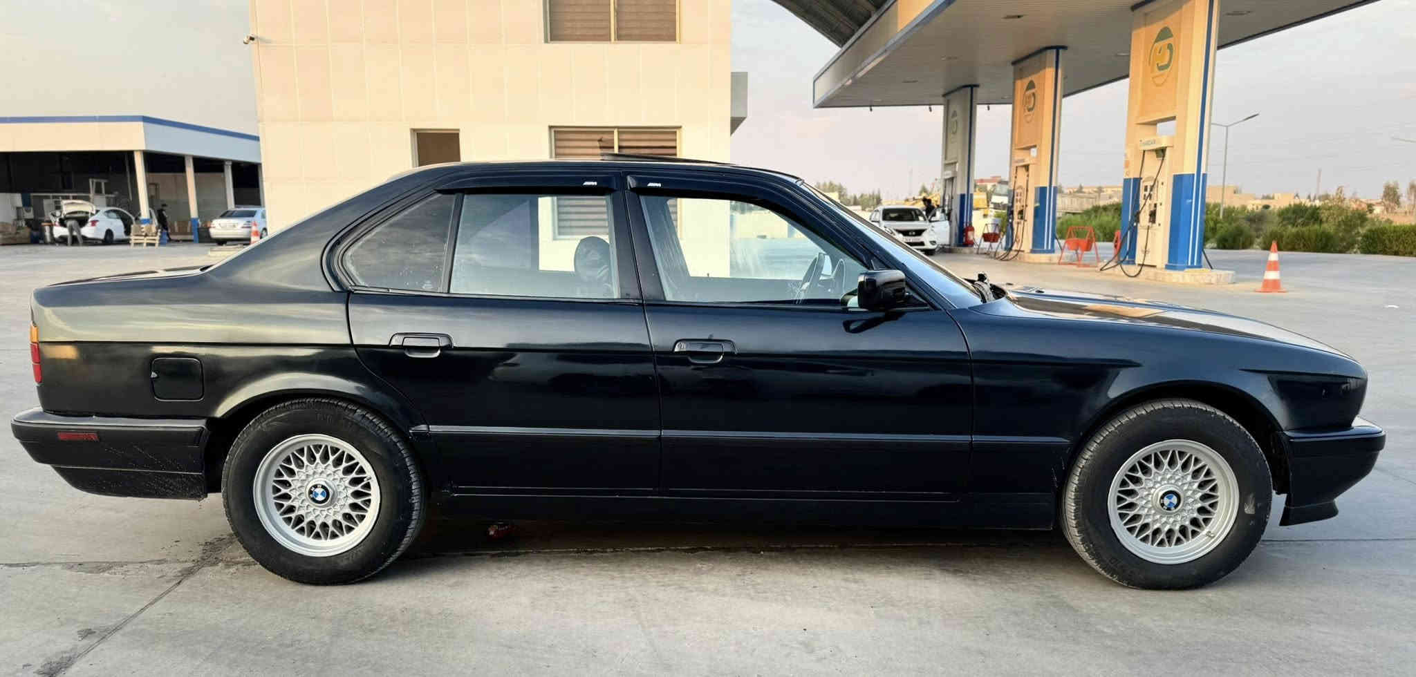 موديل 1993 شرط تحويل و وكالة /وكالة عامة مطلقة باسمنا شرط تحويل سنوي اخضر 
الشرعي موجود / تحويل 100‎%‎ 
محرك 525  كبس دجتال گير عادي
گيرو محرك بشرط اربع تايرات جديد بلباكيت 
سلايت+ تبريد +  استيرن ارباك 
سيارة نشاط فووول درجة ممتازة
لايتات القة ويالة عنكبوت اصلي بي ضربة خفيف من صندوق بجم كبس حدادية 90‎%‎ كهربائيات شغال شرط سيارة حلوة و گاعدة جام كهربائي 
دبلات بونيد و صندوق ✅بطارية جديد جام امامي بولورايس رياضي اسبورت گيجات كل شغال استوب ABS //// سعر 48 ورقة و بي مجال قليل مكان سيارة ناحية قصروك تابع شيخان اذا شراي خابر و تدلل ***********
بي واتساب مواصافتها كل مكتوب عل منشور رجاءن لاتعبني و لاتعبك و سلام عليكم و رحمة الله و بركاتة
