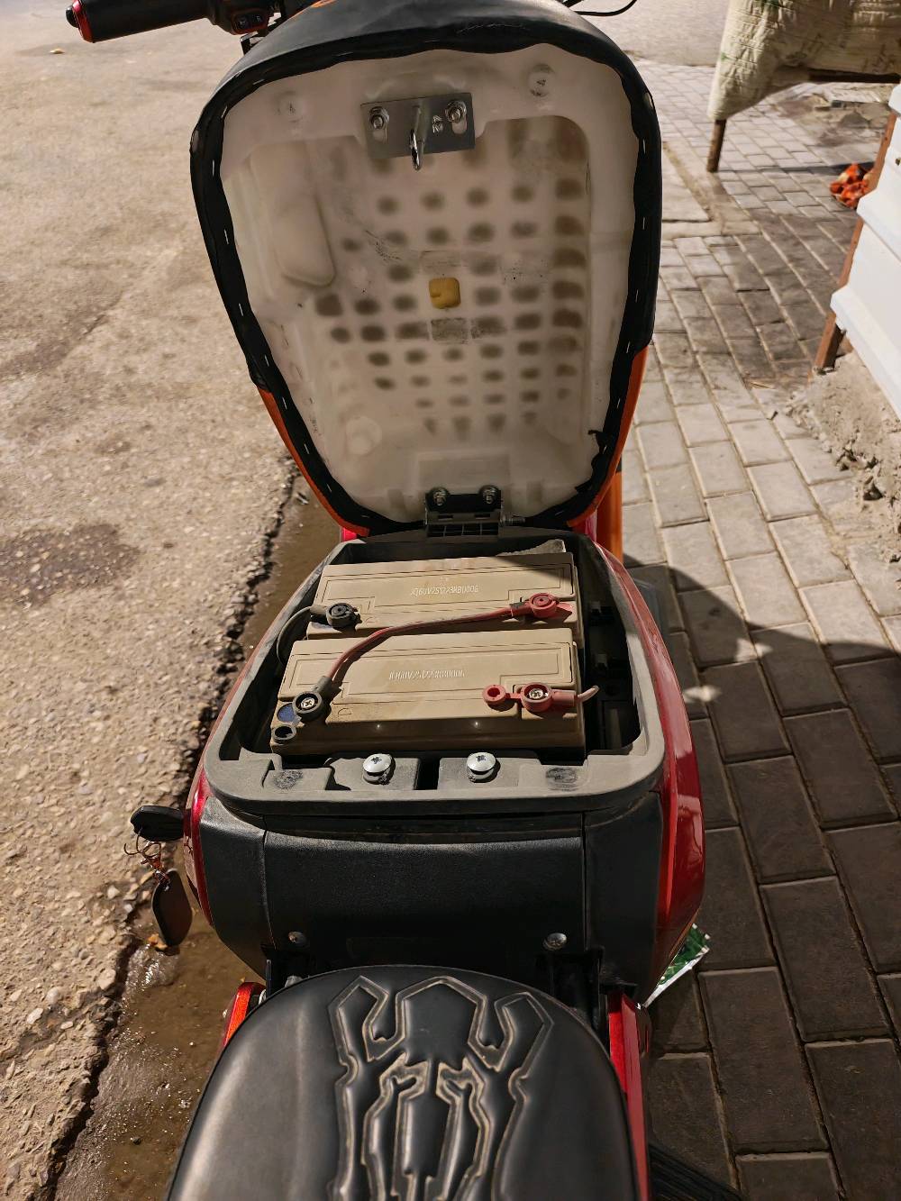 دراجة شحن كهربائية CONSHING X900 موديل الحجم الكبير، بحالة ممتازة ونظيفة جداً.

الماركة: CONSHING

الموديل: X900

النوع: دراجة كهربائية شحن

المحرك: Brushless (بدون فحمات)

القدرة: 1500 - 2000 واط

نظام التشغيل: سويچ + بصمة

السرعة القصوى: 60 - 70 كم/ساعة

البطارية: نظام 60 فولت

عدد البطاريات: تتحمل 5 بطاريات

مدى السير بالشحنة الواحدة: 70 - 100 كم تقريباً (بحسب مدة الشحن والحمولة)

ناقل الحركة: 4 نمرات

الفرامل: ديسك هيدروليك أمامي وخلفي

الإطارات: قياس 14 إنج

الإضاءة: LED أمامية وخلفية

شاشة رقمية لعرض السرعة ومستوى الشحن.

مزودة بـ بلوتوث وسماعات داخلية.

تحتوي على مساعدات أمامية وخلفية لراحة أكبر أثناء القيادة.

حمولة تصل إلى 200 كغم تقريباً.

مناسبة للاستخدام اليومي والأعمال المختلفة