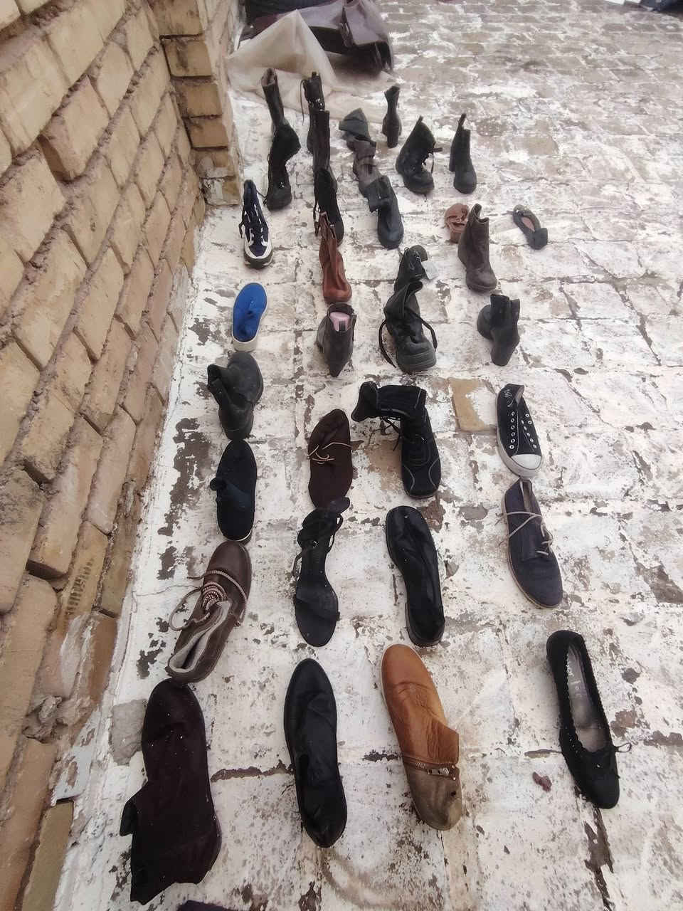 مكاني كربلاء *********** احذيه للبيع شلعه وحده بيهن تقريبا من ٢٥٠ الى ٣٠٠ زوج للبيع شلعه وحده قيم يما يرضي الله بيهن رجالي نسائي واطفال بس هواي ومافاتحهن
