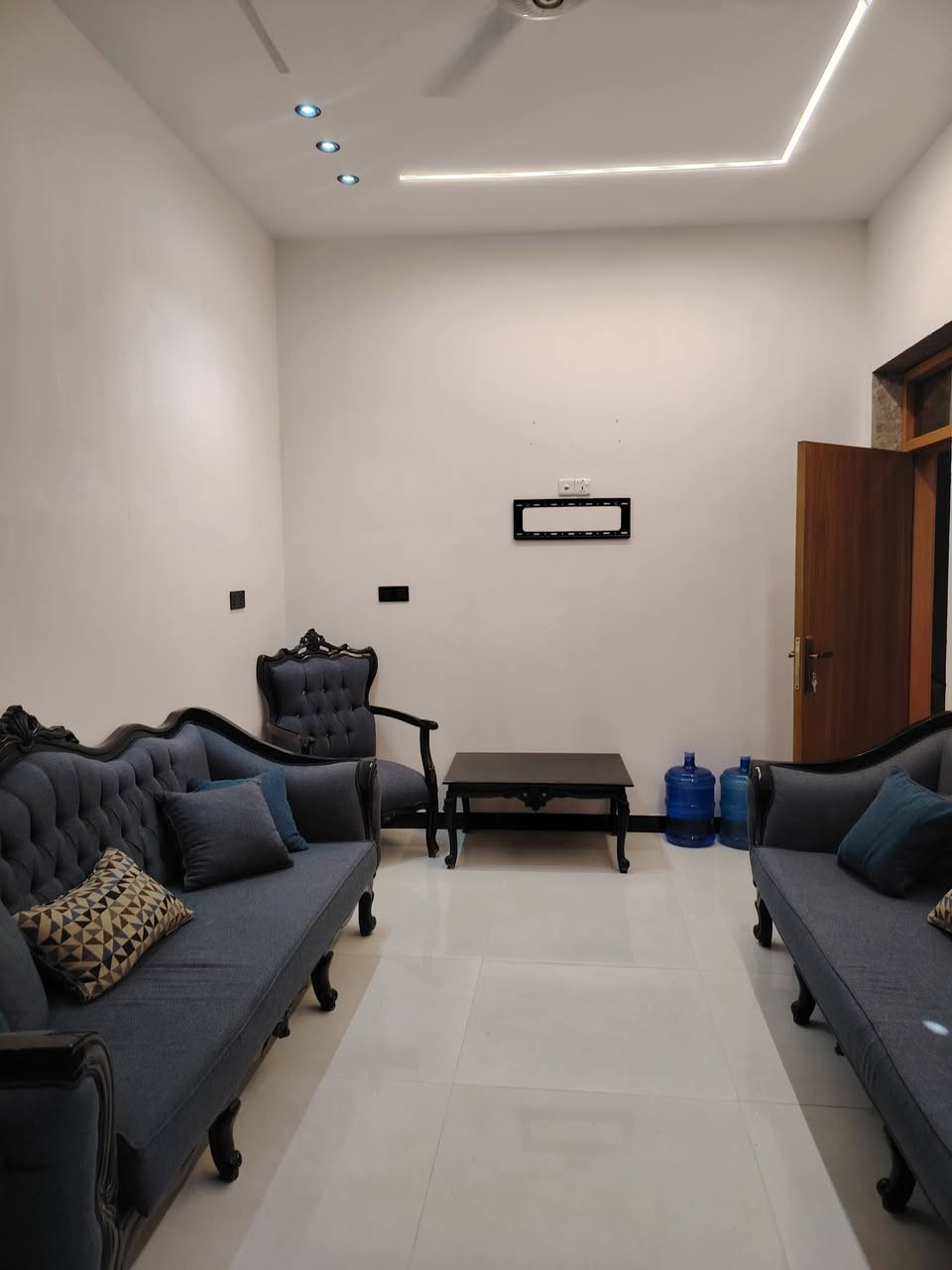 دار سكن للبيع في حي الجامعة
مساحه 100م كونكريت مسلح
غرفتين نوم مع صالتين
براني ثلاث صحيات بناء درجه اولى
شارع 8م كامل خدمات
للاستفسار أكثر
***********
