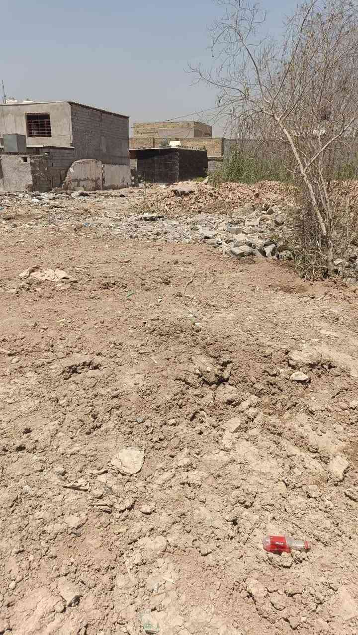 سلام عليكم للبيع قطعت ارض مساحتها ١٦٠ متر نزال ١٧ واجيه ١١ يبعد عن الشارع العام ٢٠ متر كامله امكلمه من مي و كهرباء مكانها الكلغوليه قرب البانزين خانه وللاستفسار ***********
