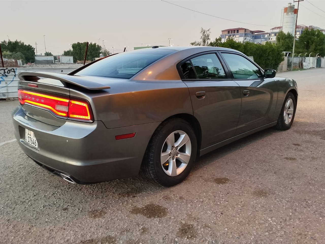 السلام عليكم
جارجر موديل 12 
ماشيه 115
كير طياره 8 نمر
بيها قطعه وحده فقط باب خلفي سرقه مبدل اصلي ومصبوغ 
بيها شويه بارد بلجاملغ الخلفي على كد رصعه 
بيها شويه بارد باب خلفي على كد جف الايد 

السياره محرك كير تبريد شواصي لغود راديترات كلها مكفوله 
على وضع الشركه حتى غاز التبريد على الشركه كله بلادي 

برغي ما مفتوح بلسياره 
داخلها مغلف جلد كشنات وأبواب وستيرن 
كلش نضيفه السياره 

ماشيه 115 ترايك وين ما يعجبك 

مكان السياره السيديه 
***********

سنويه بأسمي تحويل ثاني يوم
