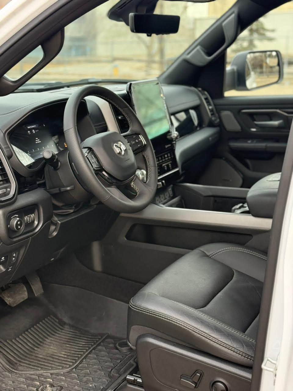 السياره RAM 1500sport 2025 بمحرك 3.6L V6twen terbo،

المحرك والأداء

* المحرك: 3.6 لتر
* القوة:420 حصان.
* ناقل الحركة: أوتوماتيك 8 سرعات TorqueFlite.
* الوقود: بنزين عادي 87 أوكتان.
* استهلاك الوقود التقريبي: 13 مدينة / 15 طريق سريع (100كم/لتر ).  
نظام قياده متعدد الوضعيات 
سحب 
سبورت 
تلقائي
ثلوج 
الداخلية

تدفئة كشنات 
تبريد كشنات
تدفئة مقود 
مري كهرباء 
دواسات متحركه كهرباء 
نظام طوارئ 
ازرار فتح ابواب الكراج 
كشن كهرباء 
خزن اسفل المقاعد 
بوكسات خزن اسفل السياره 
* مقاعد لـ 5.
* مقاعدجلد فاخرة.
* مقود متعدد الوظائف.
* تشغيل السيارة بدون مفتاح (Push Start).
* تشغيل عن بعد (في بعض الباقات).
*كامرات 360
* حساسات أمامية وخلفية.  
* رادارات جانبية وامامية

الشاشة والنظام

* شاشة وسطية 12 إنش Uconnect 5 بشكل قياسي.
* دعم Apple CarPlay وAndroid Auto لاسلكيًا.
* بلوتوث.
* 10 سماعات.
* منافذ USB Type-A وType-C.
* تحديثات للنظام عبر الإنترنت (OTA).  

أنظمة الأمان

* فرامل طوارئ أوتوماتيكية.
* Adaptive Cruise Control.
* Lane Keep Assist.
* تحذير الاصطدام الأمامي.
* حساسات أمامية وخلفية.
* كاميرا خلفية.
* نظام مراقبة ضغط الإطارات (TPMS).
* ABS وESP وTraction Control.  

المقاسات

* خزان الوقود: حوالي 120لتر.
* الحمولة: حتى حوالي 900 كغم (حسب التجهيز).
* السحب: يصل إلى حوالي 3.5 طن عند التجهيز المناسب.  

مميزات فئة Lone Star

* جنوط ألمنيوم 20 إنش
* مصابيح LED.
* مرايا كهربائية.
* مكيف أوتوماتيكي.
* مثبت سرعة ذكي.
* زجاج خلفي منزلق كهربائي 
* إمكانية إضافة شاشة 14.5 إنش، 
*نظام صوت مطور

السياره كلين تايتل كفاله عامه 
رقم بغداد بسمي

السعر510
***********
