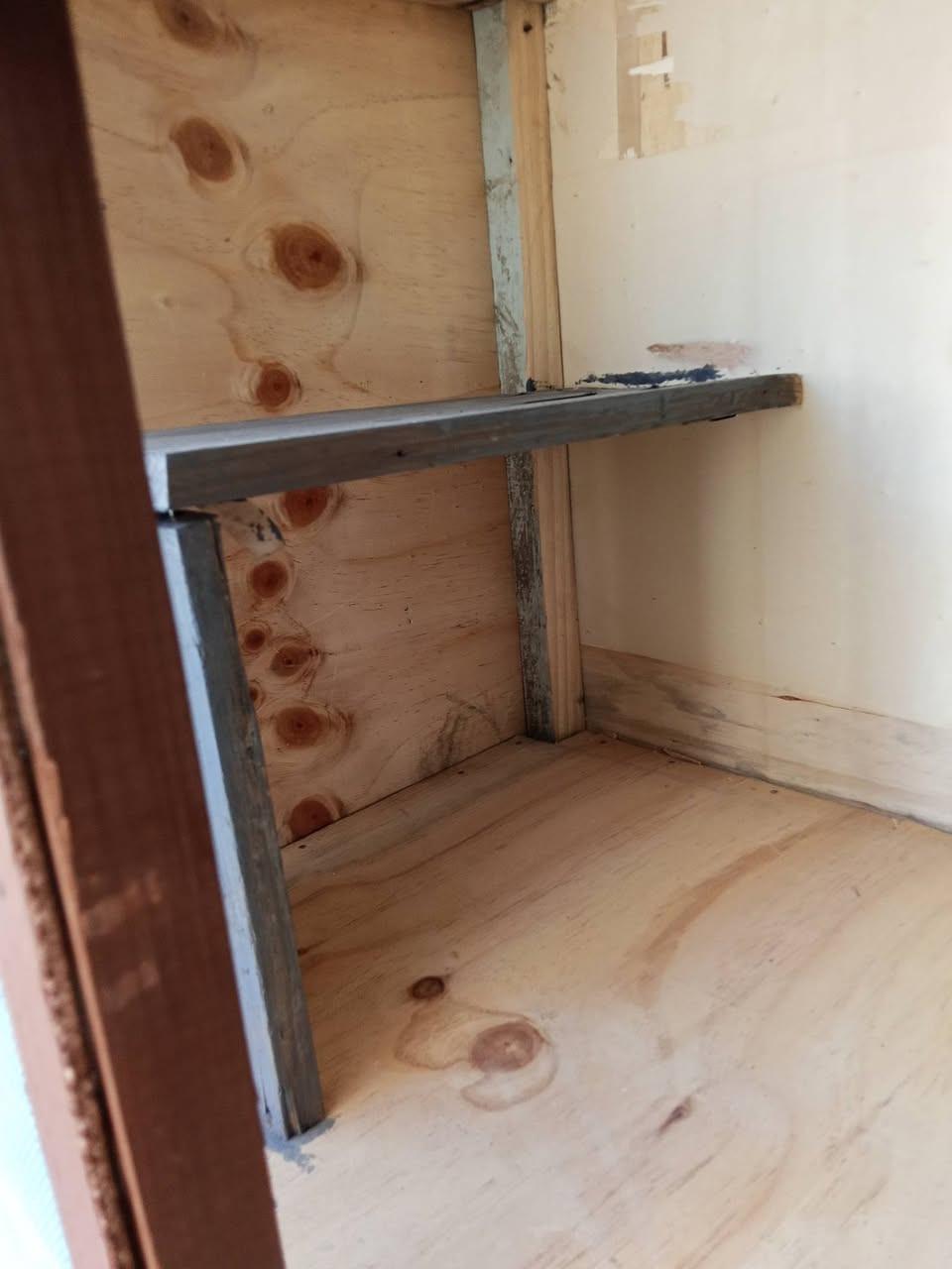 متاح خانات جدد قياس 1متر والارتفاع 60 والعرض 55 خشب بلوك جديد ***********
