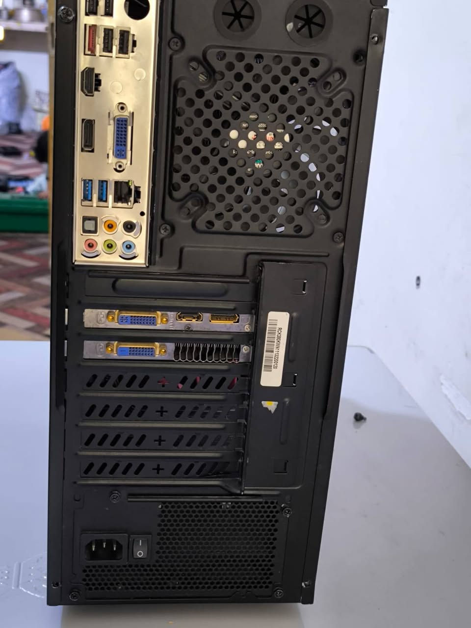 السلام عليكم حاسبة دسكتوب كيس فقط
جميع المواصفات موجودة بالصور
الكيس Cooler Master اسود ملموم
MB: Intel
CPU: core I7 Gen3 
GPU: MSI GTX 680 2GB
Ram: DDR3 2X4 8gb speed 1333
HDD: 2TB 
SSD: 120 GB hyperx
PWO: 650W thermaltake 87
2 fans with LED

المشاكل 
دكمة الباور ثابتة على التشغيل بس ماكو تاثير على أداء الجهاز
السعر 250
يوجد توصيل لجميع المحافظات ب5


**إذا كنت صاحب هذا الإعلان وتريد حذفه لأي سبب، رجاءا أرسل رسالة إلى الدعم الفني**