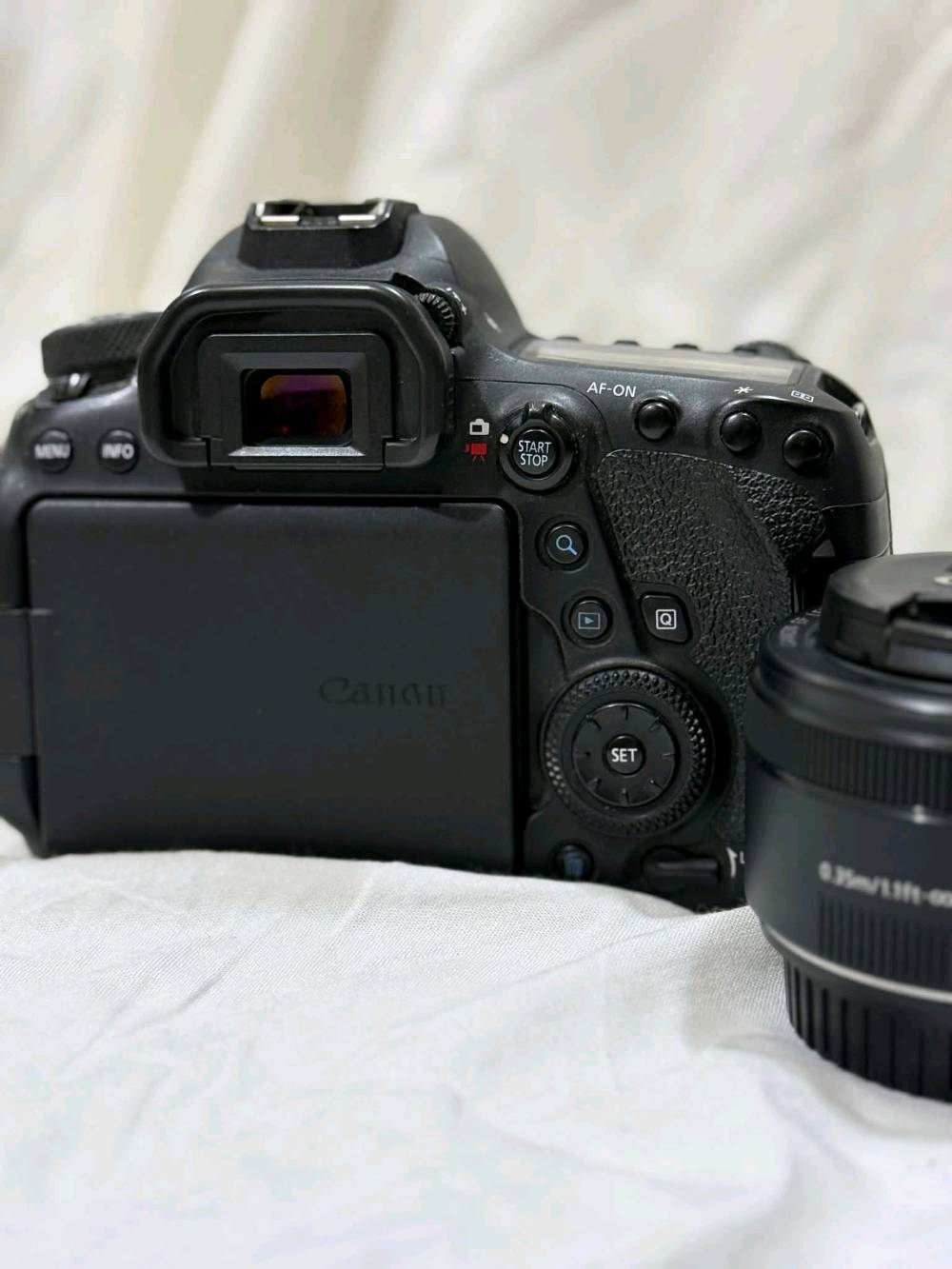 للبيع كانون 6D مارك 2 ( أخت الجديد )
مع عدسة 50M
شاحنة + بطارية + جلاتين
السعر مليون و150
المكان بغداد مدينة الصدر
التواصل ***********