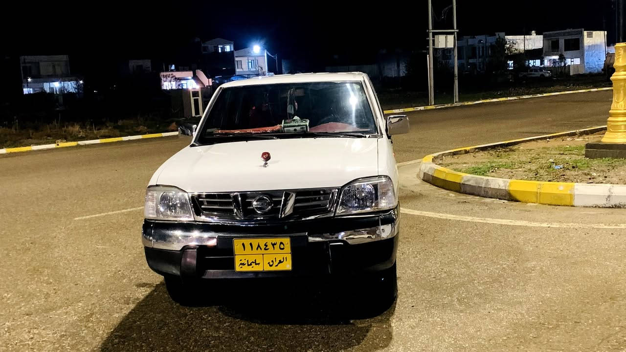 نیسان 2009
یابانی
ناوسور چوار جام کارەبای دەبڵ گێج 
بێ بۆیاخ تەنها چوار جێی بچوک ساردی هەیە
وێنەکانی ئاخر شوێن ساردەکانی دیاری کراوە
بێ تەقەو ڕەقە 
تازە کلاجی بۆ گۆڕاوە 
ڕۆنی تازەیە
مەکینەی نەکراوەتەوە
 گێرو مەکینەو ئەکسلی بەشەرت
سەنەوی دووساڵە بەسەر چووە
سەیارەکە بەناوی خۆمە 
شوێن زەڕایەن 
*********** ژ.م 
*********** ژ.م@
