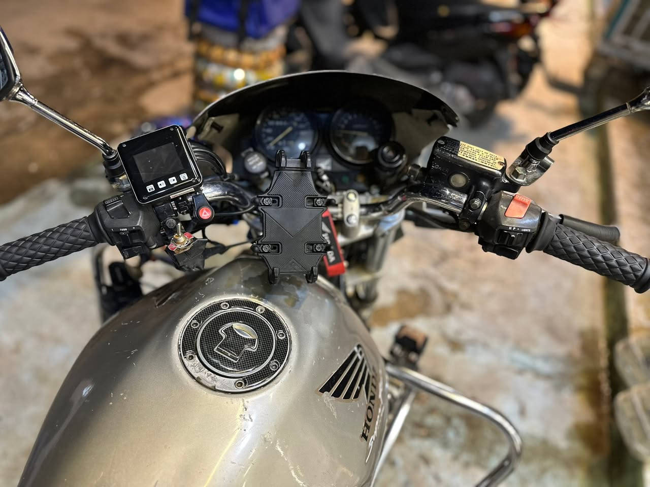 ️ للبيع – هوندا CB400 Super Four VTEC مزوده من يابان
جيل اول 16 ولف 400 سي سي مرقم مميز تحويل ثاني يوم 
✅ وارد ياباني
✅ محرك 400cc أربع سلندر
✅ مكينة ممتازة وصوت ناعم
✅ راديتر مزوده تيتانويم حجم كبير
✅  جانبية أصلية + حمايات 
✅شاشه كامرات امام وخلف دقه 4K
✅ سي بايه خلفيه و سله استيل للدبه بانزين او جنطه
✅بجم بوليسي 
✅دكمه دبل اشار و منفذ جداحه USB و بلوجترات 

📍الموقع: بغداد الكريعات معرض ibk 
📞 للاستفسار والمعاينة: ***********

السعر: يذكر على الخاص أو الاتصال للجاديين راغبين بل شراء
