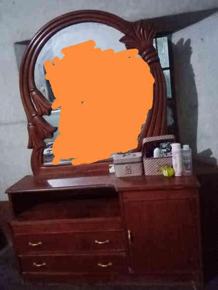 السلام عليكم
غرفه عراقيه للبيع خشب نضيف وثقيل 
السعر 800 وبيهاا مجال 
مكان حصيبه ***********
