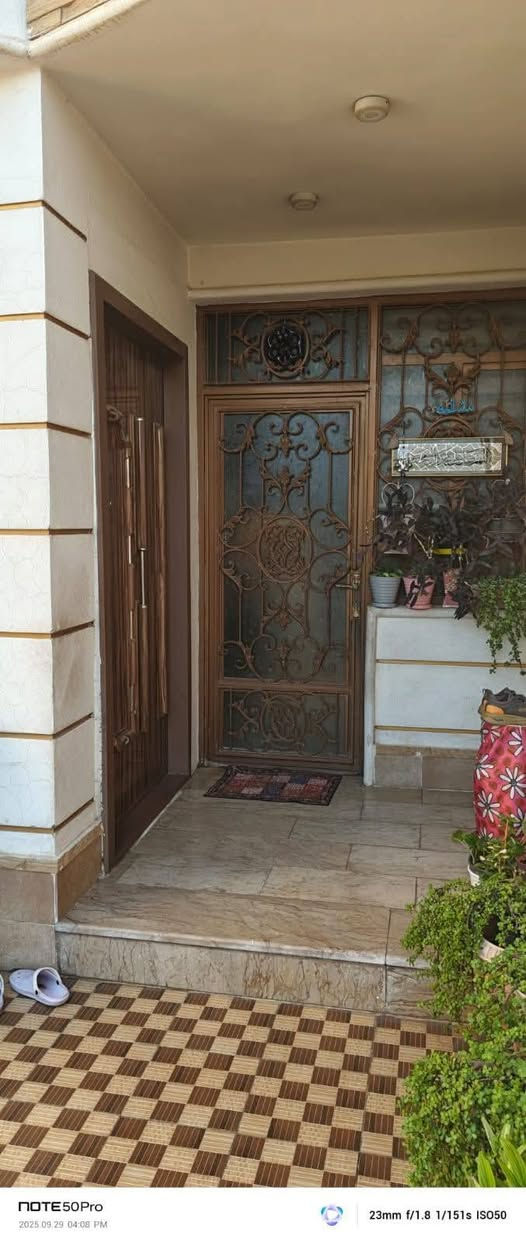 بيت اللبيع منطقة حي الجهاد الضباط
مساحة البيت 150متر

واجه 6

نزال 25

عدد الغرف 4

صاله 

هول حولي 

مطبخ

حمامين فوك وجوه

غرفه جوه

و3غرفه وحمام طابق الثاني 

اي استفسار اتصل على الرقم *********** صاحب البيت

بدون دلاليه 

استلم البيت من صاحبه
