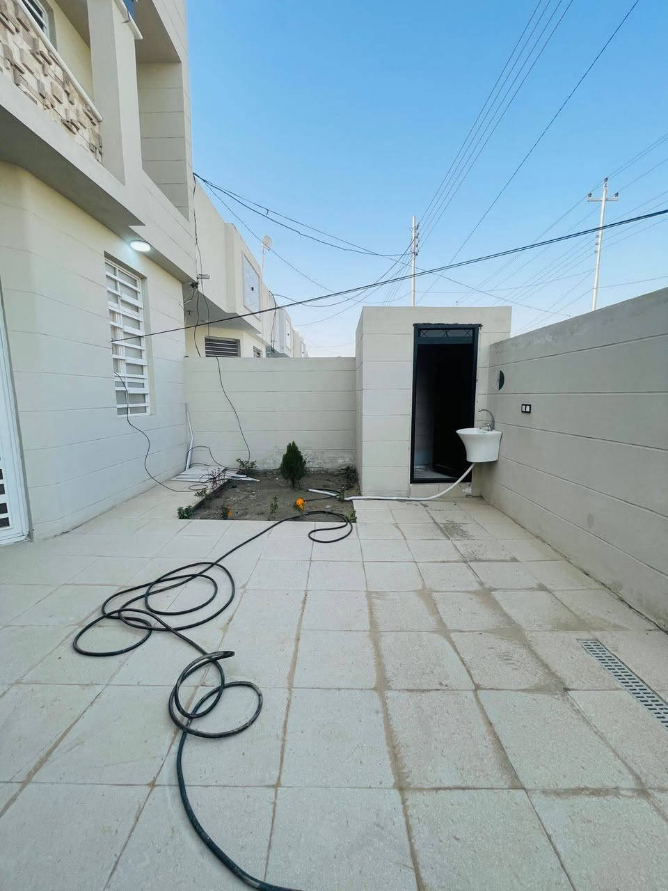 يالله الهم صلي على محمد والي محمد يوجد بيت مساحه 150متر طابقين بناء طابوك جمهوري بي غرف نوم عدد 4وصاله واستقبال ومطبخ وصحيات عمل درجة اولى كافة الخدمات ماء مجاري كهرباء وتبليط طابو زراعي قرار محكمة البيع مباشر معه صاحب الارض موقع البيت كربلاء مجمع القربه السكني قرب جامعه العميد شارع الرابط مال الزبيليه بيع نقد فقط الاستفسار انتصل على الارقام التالية 
***********
***********
واتساب موجود تحياتي للجميع
