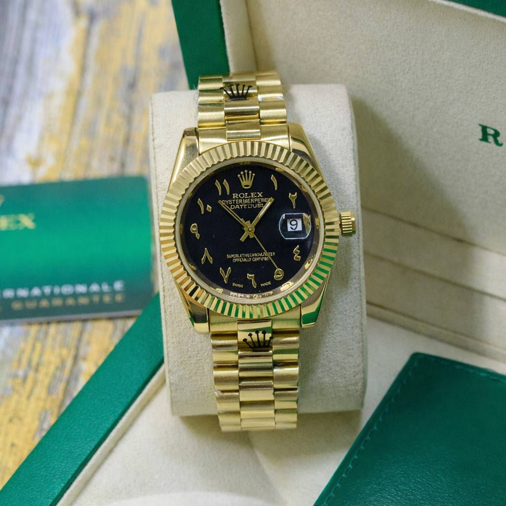 لونها رمادي لامع بتأثير Sunburst
أرقام رومانية ذهبية مرتبة بشكل راقي
عقارب ذهبية متناسقة
نافذة تاريخ عند الرقم 3 مع عدسة مكبرة
🔸 الطابع العام: تجمع بين الفخامة والكلاسيكية، مناسبة للمناسبات الرسمية واللبس اليومي الأنيق.


**إذا كنت صاحب هذا الإعلان وتريد حذفه لأي سبب، رجاءا أرسل رسالة إلى الدعم الفني**