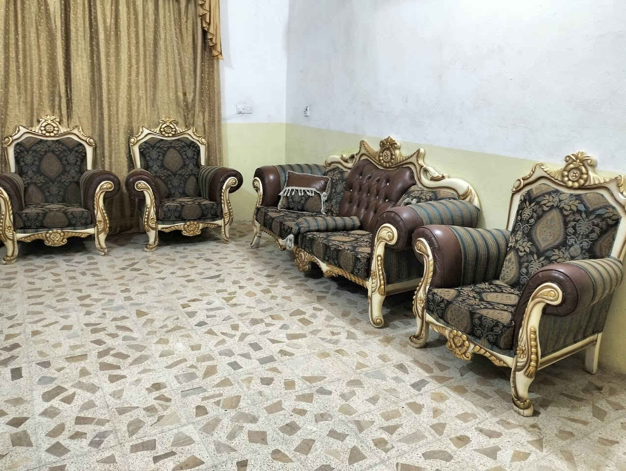 تخم ملكي كلش نظيف 10نفرات مع ميز كبير واثنين طبلات زغار والشراي يتصل بالرقم ***********المكان بعقوبه بهرز
