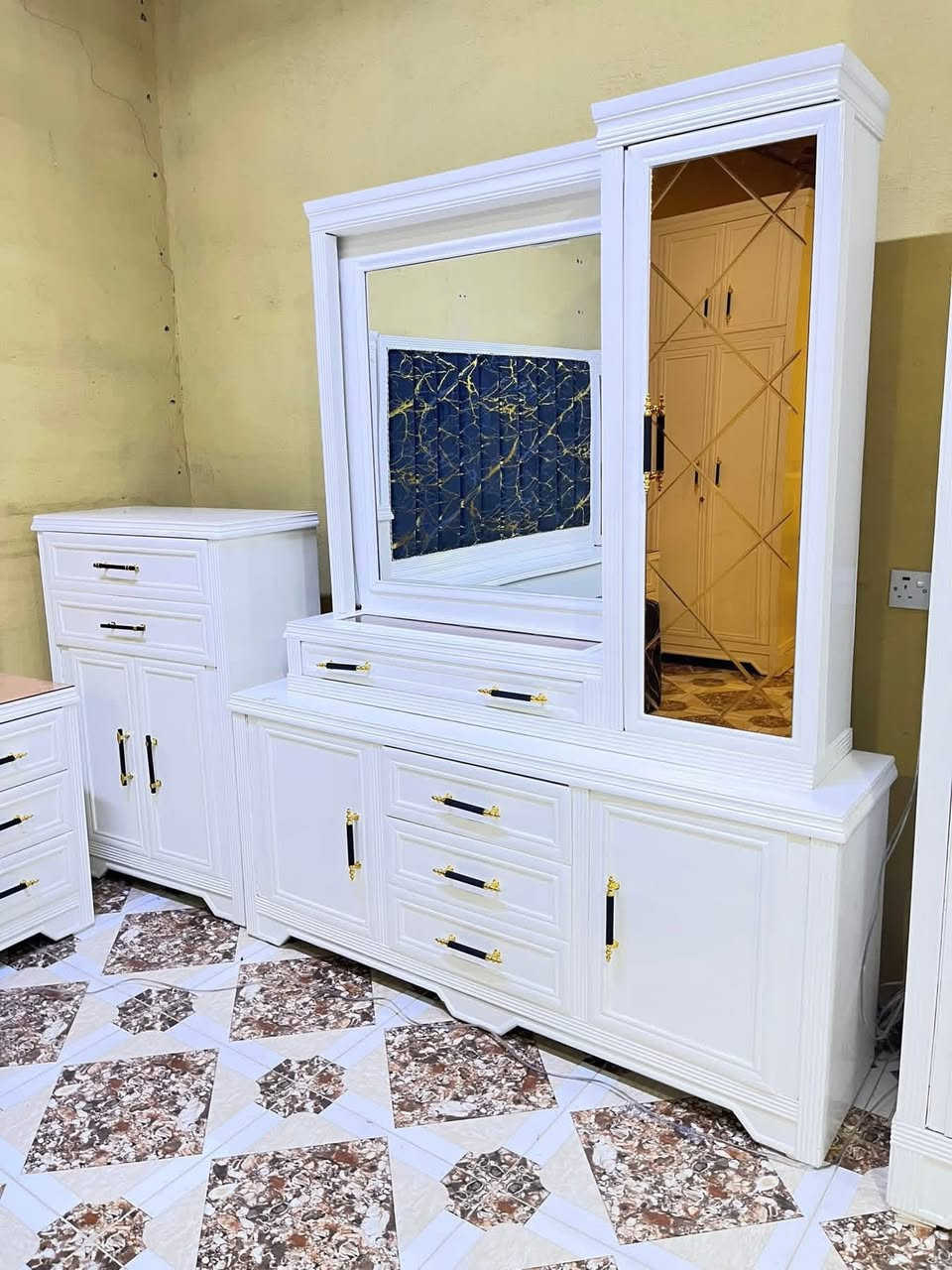 🔴 معرض الحاج علي لبيع غرف النوم الجديده
♦️ #شعارنا_الجودة_والتميز _ واسعارنا_تناسب_الجميع  

 ♦️ #الحاج علي الشارع العام  محلات الشعبان

🟥 يمكنك  الاتصال او التواصل على الواتساب

بالرقم / ***********/
