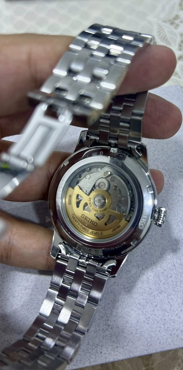 🔥 للبيع | تحفة يابانية فاخرة 🔥

⌚️ Seiko Presage Automatic

💎 ساعة راقية بتفاصيل فخمة ومينا أزرق ملكي بنقشة Sunburst تخطف النظر مع كل انعكاس ضوء صناعة يابانية أصلية 

 📏 قطر الساعة: 41mm

⚙️ حركة أوتوماتيك احترافية تعمل بالحركة بدون بطارية

🩶 سوار ستانلس ستيل فاخر بتشطيب عالي الجودة

📅 عرض للتاريخ بتصميم أنيق وكلاسيكي

📦 الحالة: جديدة بالكامل بالباكيت

💰 السعر: 400$ قفل

📩 للجادين وأصحاب الذوق الراقي – التواصل خاص او واتس اب ***********
