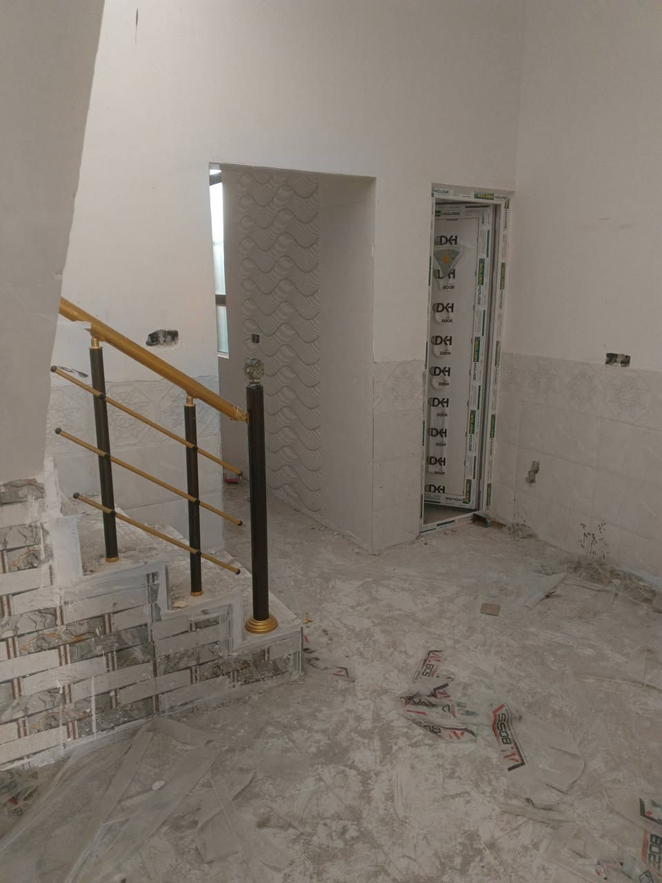 السلام عليكم يتوفر بيت للبيع المساحة 50متر طابقين مقابل حي الامام علي خلف حي الكرار نوع العقار سند 25قرار محكمه خدمات كامله مي ومجاري وكهرباء وتبليط عرض الشارع 9متر تبليط البيت بناء حديث بلوك يحتوي على غرفتين نوم وصاله ومطبخ واستقبال وصحيات الاستفسار عن السعر
***********
***********
