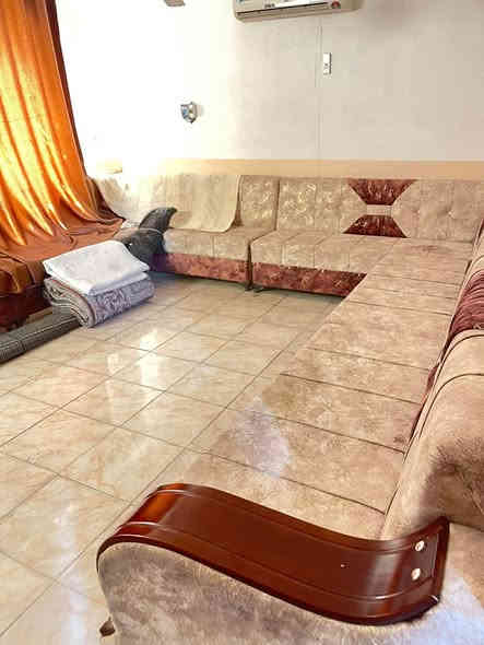 السلام عليكم
دار المساحه800م
طابو زراعي سند 25تحويل مباشر
مكان حله ورديه داخل 
قرب الامام سيد موسى 
الدار يتكون غرفتين وهول ومطبخ وستقبال
خدمات كامله تبليط للباب 
من يرغب بلشراء الاتصال برقم 
***********
السعر130 قابل للتفاوض
