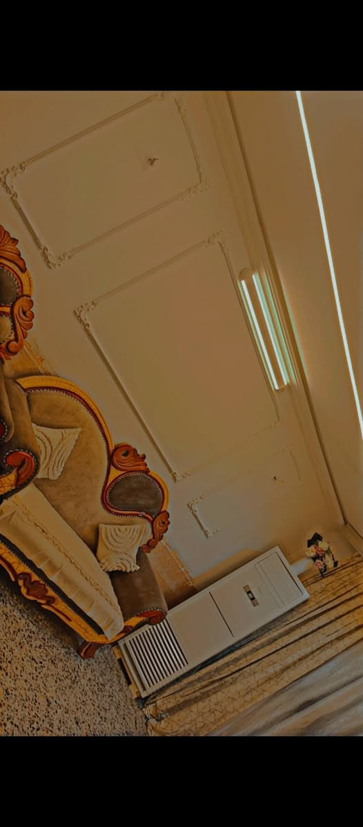 السلام عليكم
للبيع بيت مساحه 113 متر 
واجه 8 نزال 14 
يتكون البيت من طابقين 
الطابق الاول يحتوي علا 
كراج ومحل باب داخلي وصحيات واستقبال ومطبخ و صاله وغرفه + مطبخ حار + خدمات 
ويحتوي الطابق الثاني على غرفه نوم كبيره + مخزن + بيتونه + صطح 
المكان بغداد نهايت حي اور منطقة حي الزهراء فرع مخبز بغداد 
رقم الهاتف *********** 
للاستفسار اكثر الاتصال على الرقم
