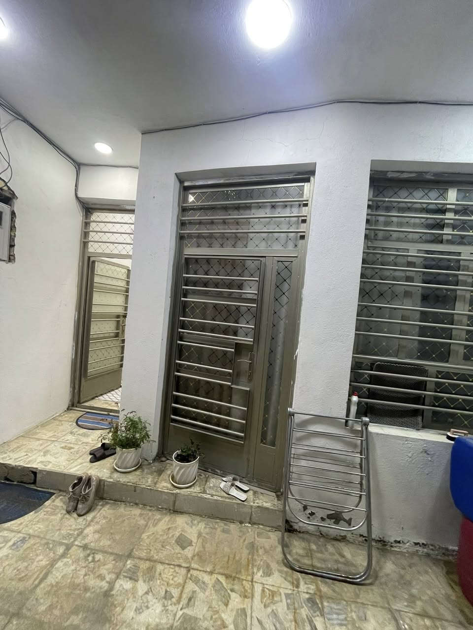 سلام عليكم بيت للبيع بمساحه١٠٠متر واجها٥نزال٢٠ بيت درجه اوله  بناء٢٠٢٤ قاطين نضافه البيت١٠٠٪؜١٠٠ السعر خاص
#مكتب_الارض_الطيبه_العقار
الاستفسار *********** واتساب
