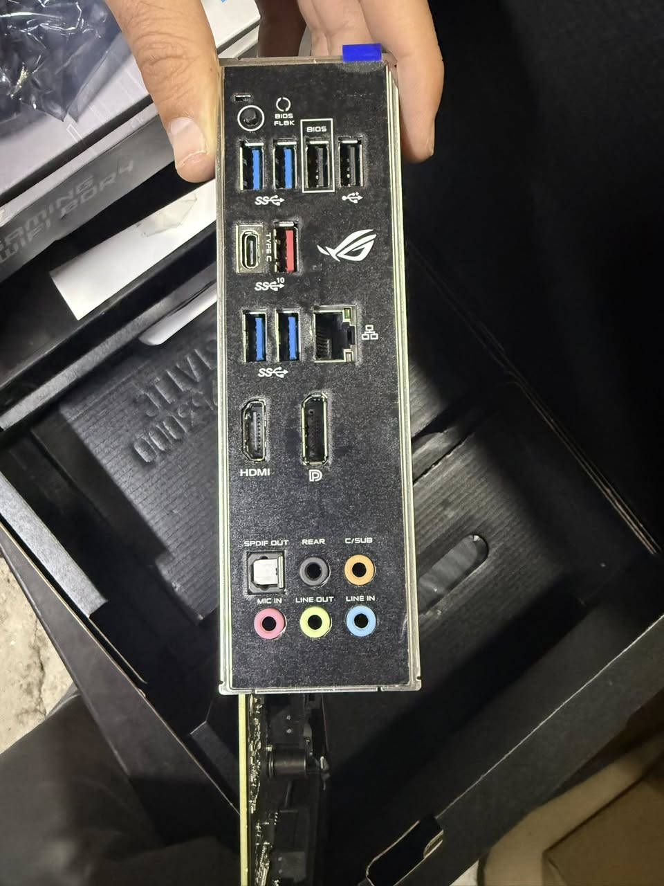 هذه الصورة للوحة الأم ASUS ROG STRIX B550-F GAMING. إليك أبرز مواصفاتها: 
المقبس والشريحة: تدعم مقبس AMD AM4 وشريحة B550.
التوافق: جاهزة لمعالجات AMD Ryzen من الجيل الثالث وسلسلة 5000.
السرعة: تدعم تقنية PCIe 4.0 لسرعات نقل بيانات فائقة.
الذاكرة: متوافقة مع ذاكرة DDR4.
التبريد: تحتوي على مشتتات حرارية متطورة لضمان أداء مستقر أثناء التشغيل المكثف.

قطعة جديدة لوك ادفع سعر باليرضي الله 
توصيل جميع المحافظات


**إذا كنت صاحب هذا الإعلان وتريد حذفه لأي سبب، رجاءا أرسل رسالة إلى الدعم الفني**